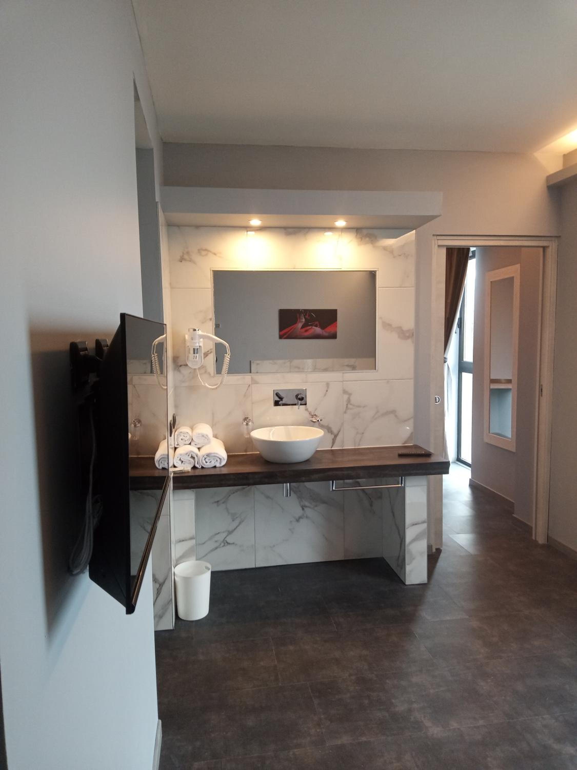 Deluxe Junior Suite - Photo 11
