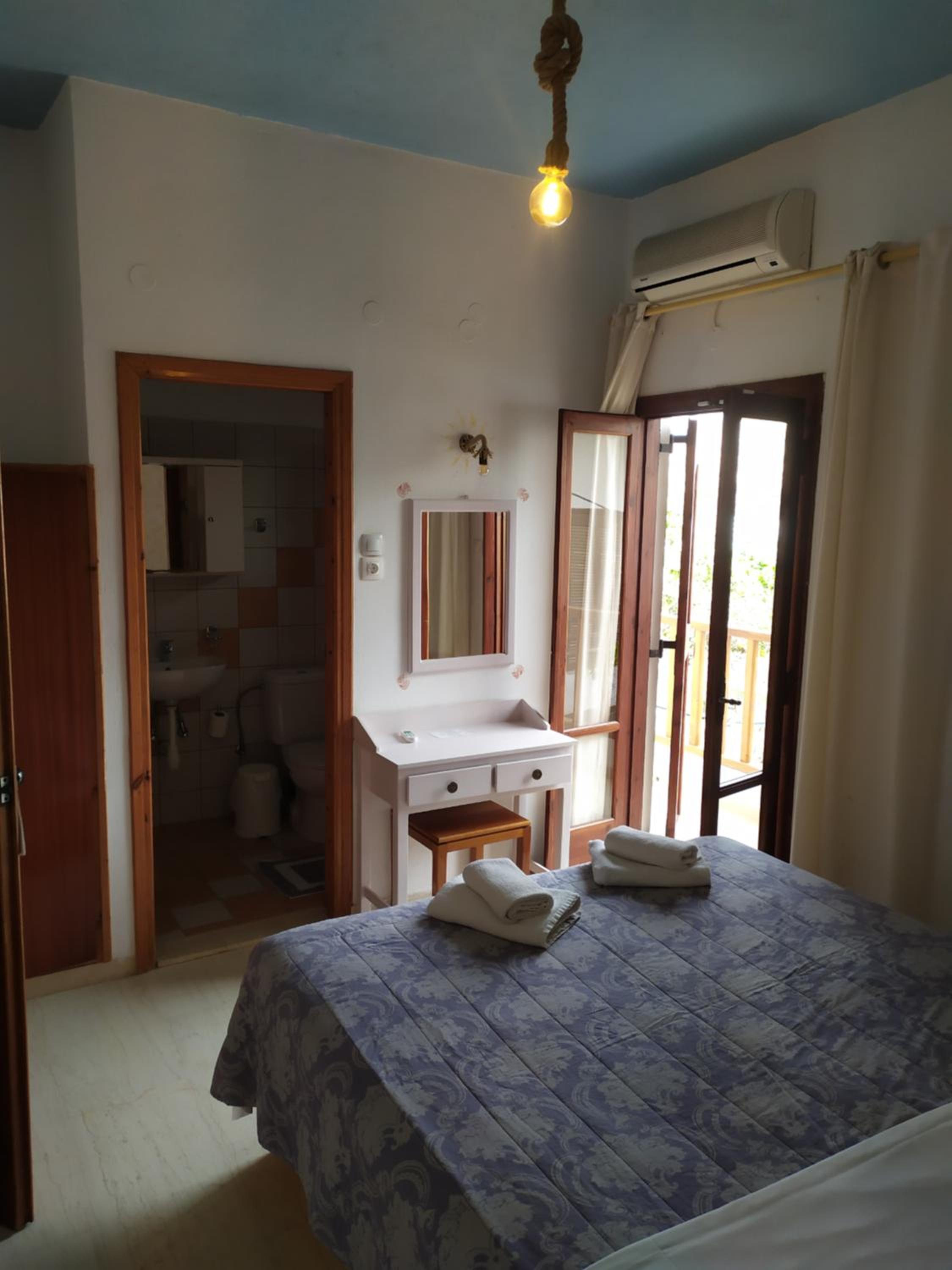 Economy Quadruple Room with Shared Bathroom photo 1
