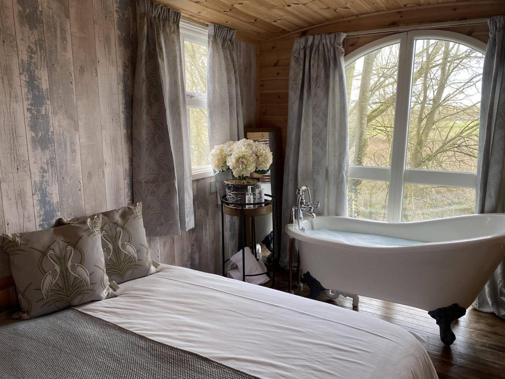 Luxury Lakeside Hot Tub Lodge - Jackdaw