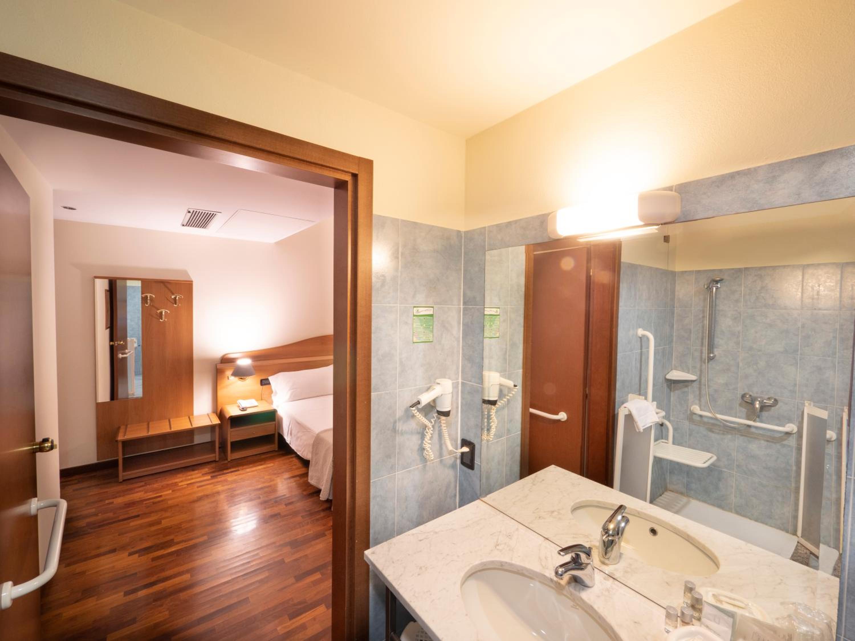 Classic Twin Room - Disability Access - Photo 4