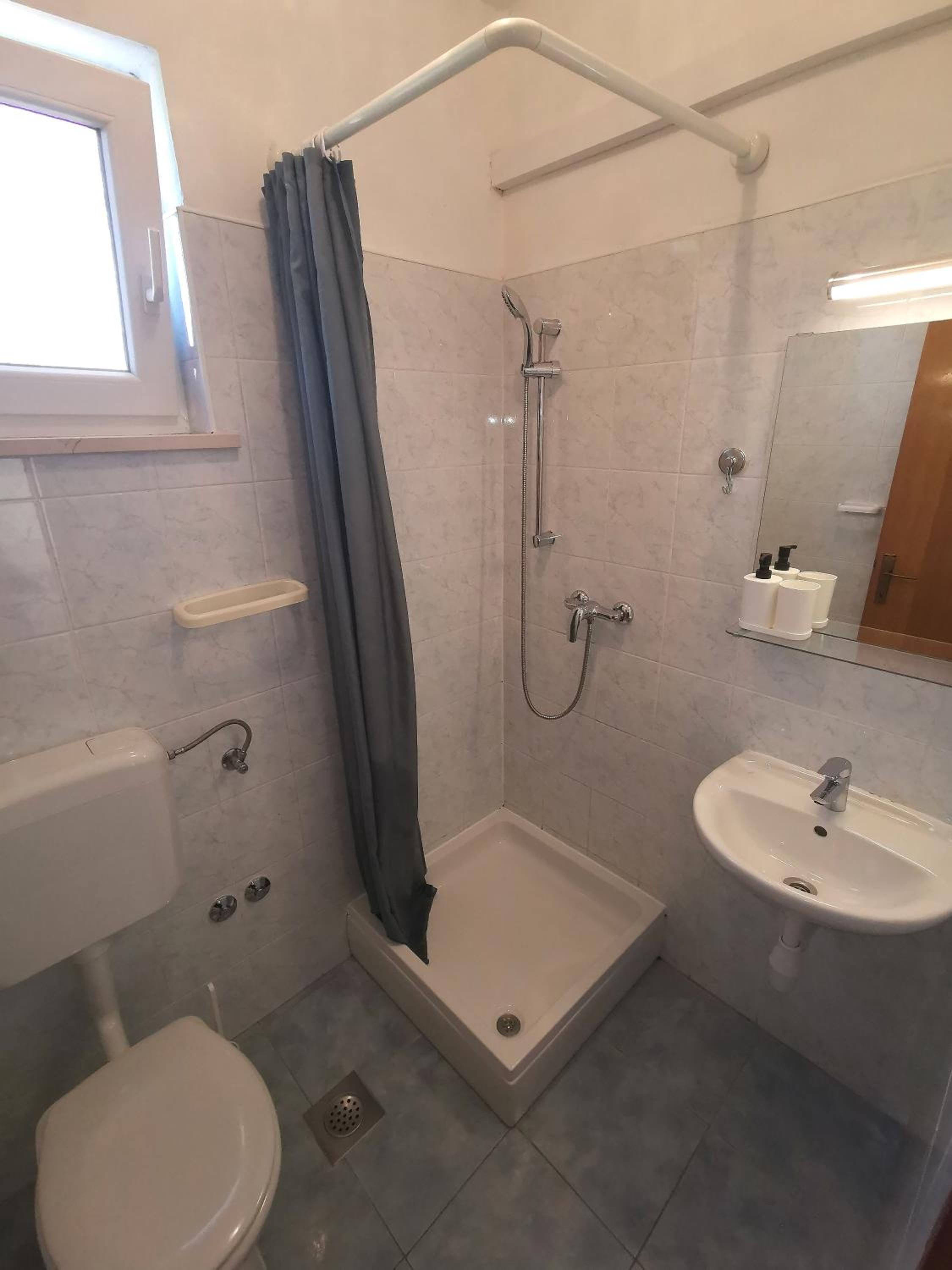 Apartment with Balcony - Photo 7