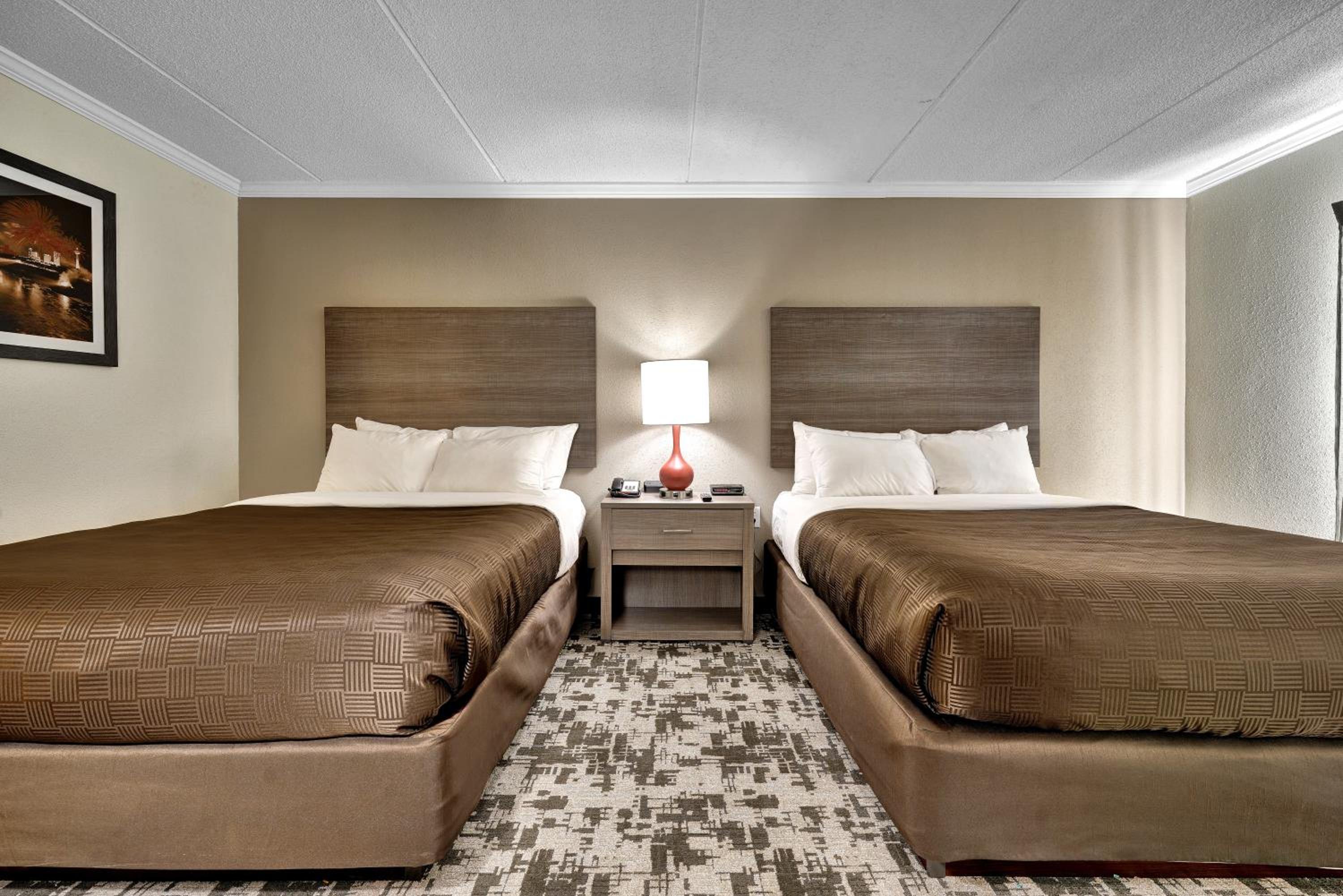 Queen Room with 2 Queen Beds - Non-Smoking - Photo 7
