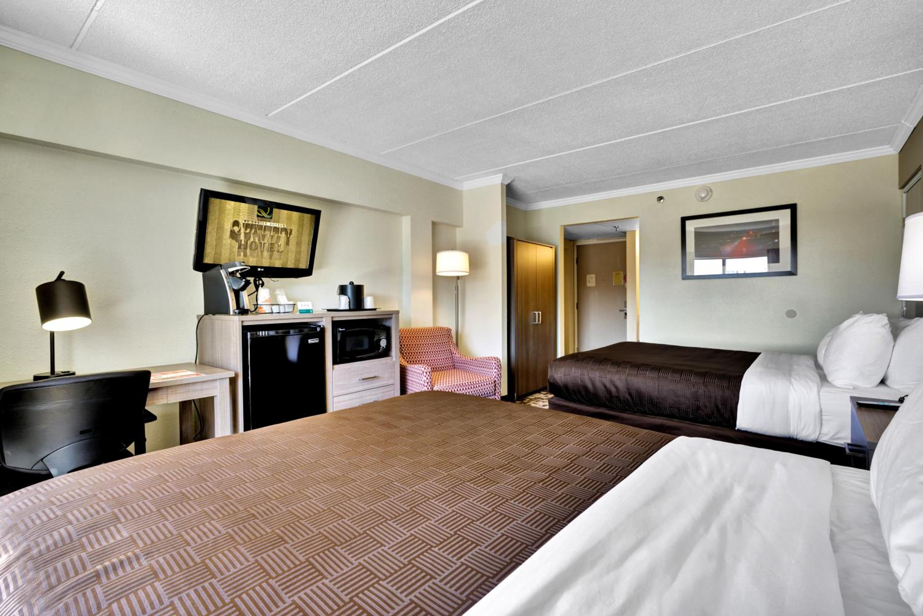 Queen Room with 2 Queen Beds - Non-Smoking - Photo 6