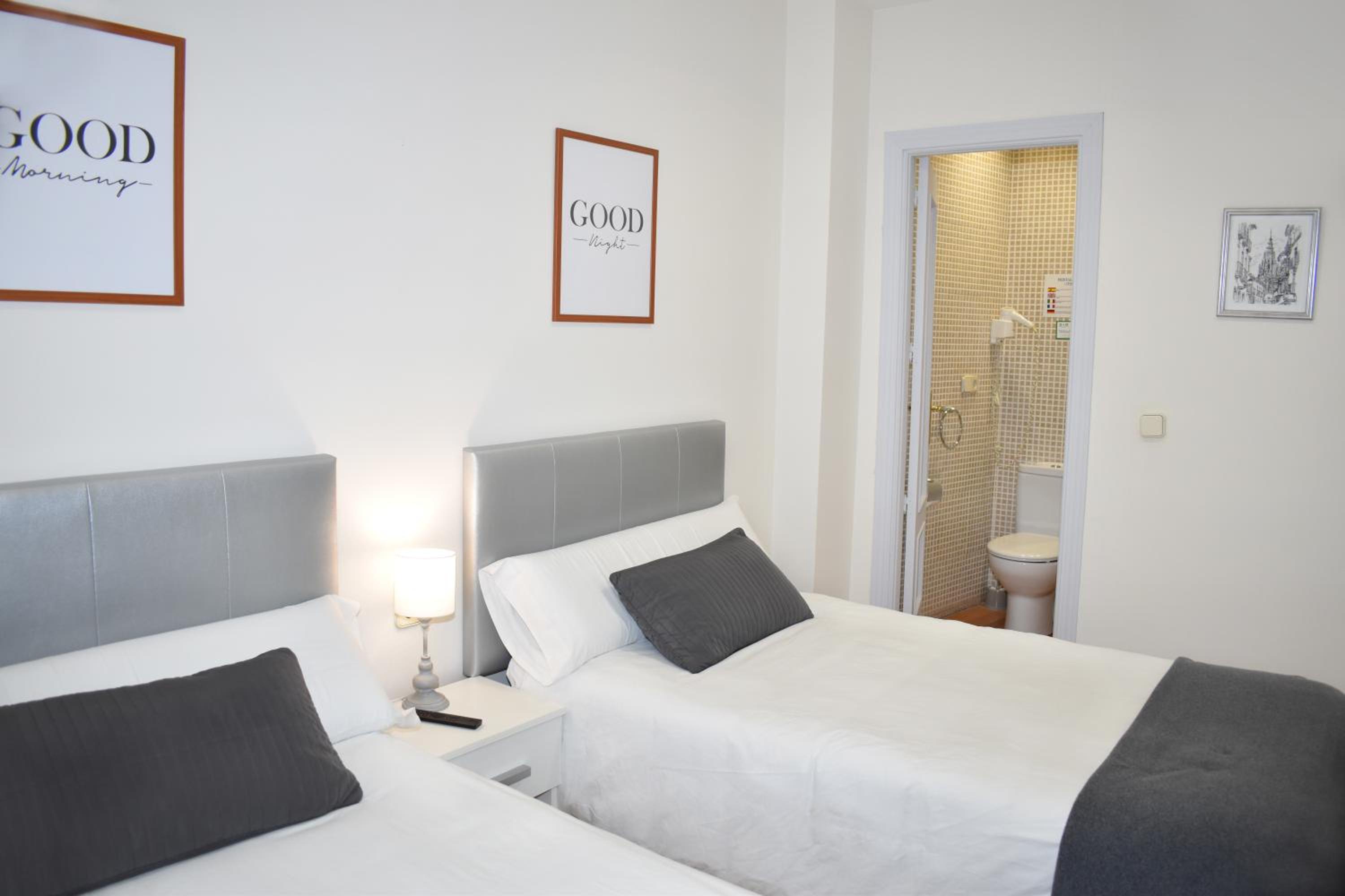 Standard Twin Room - Photo 2