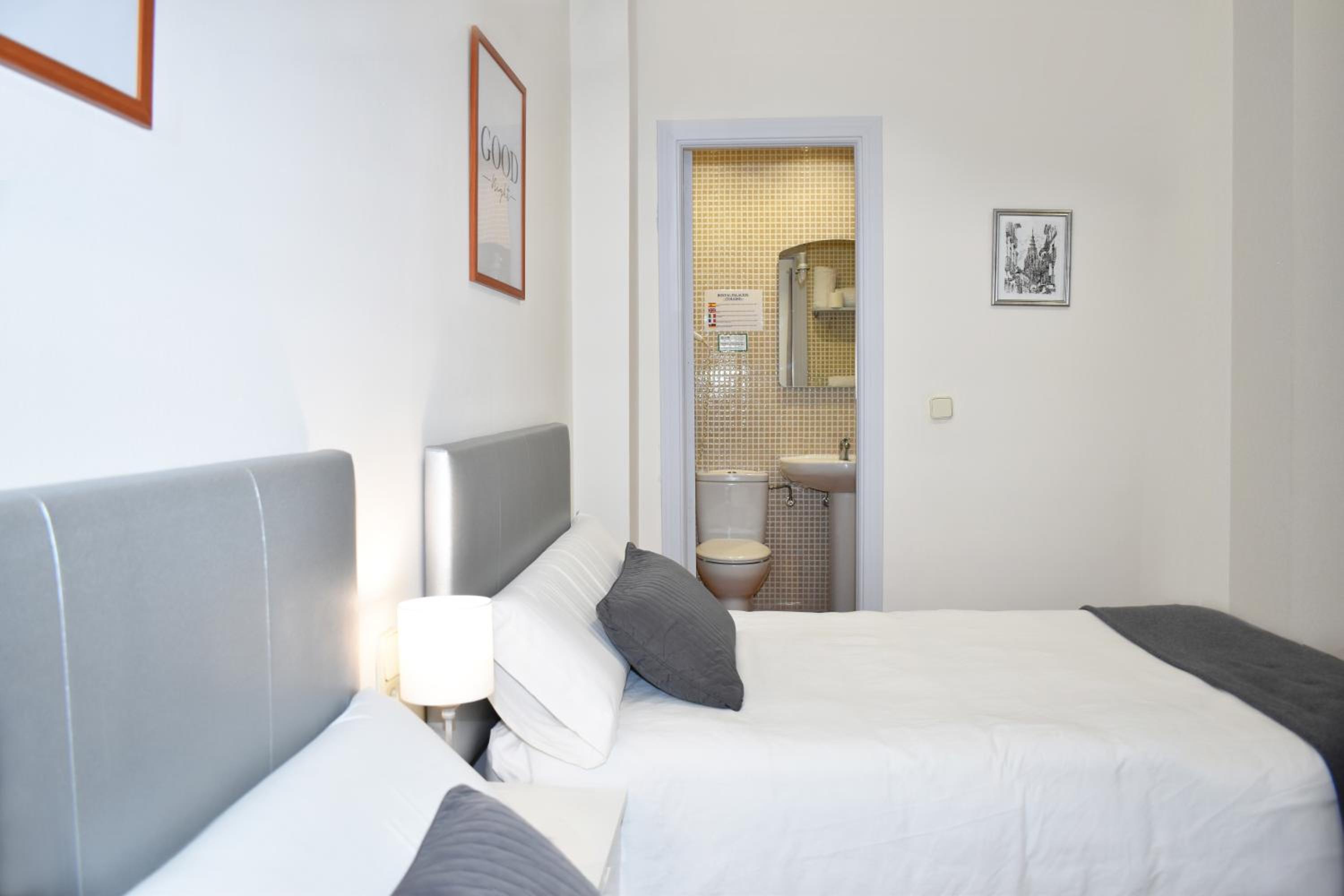 Standard Twin Room - Photo 3