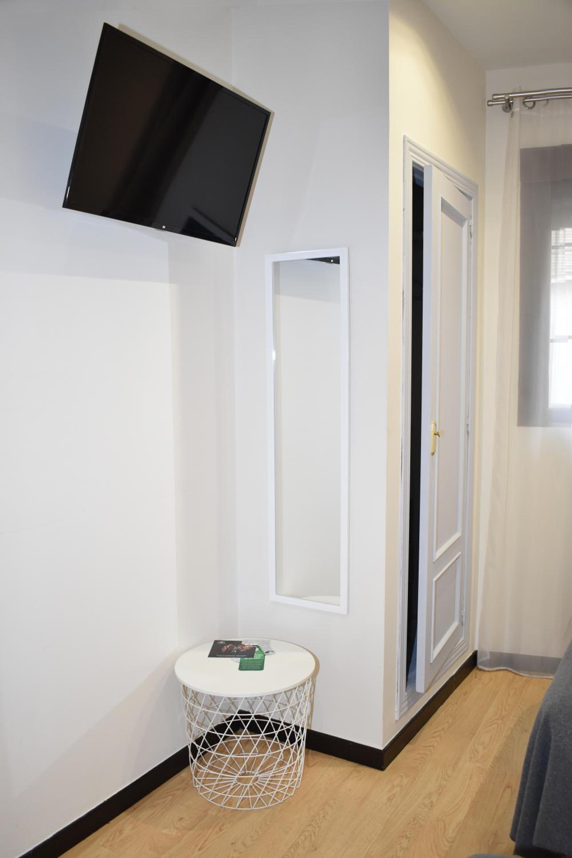 Standard Twin Room - Photo 6
