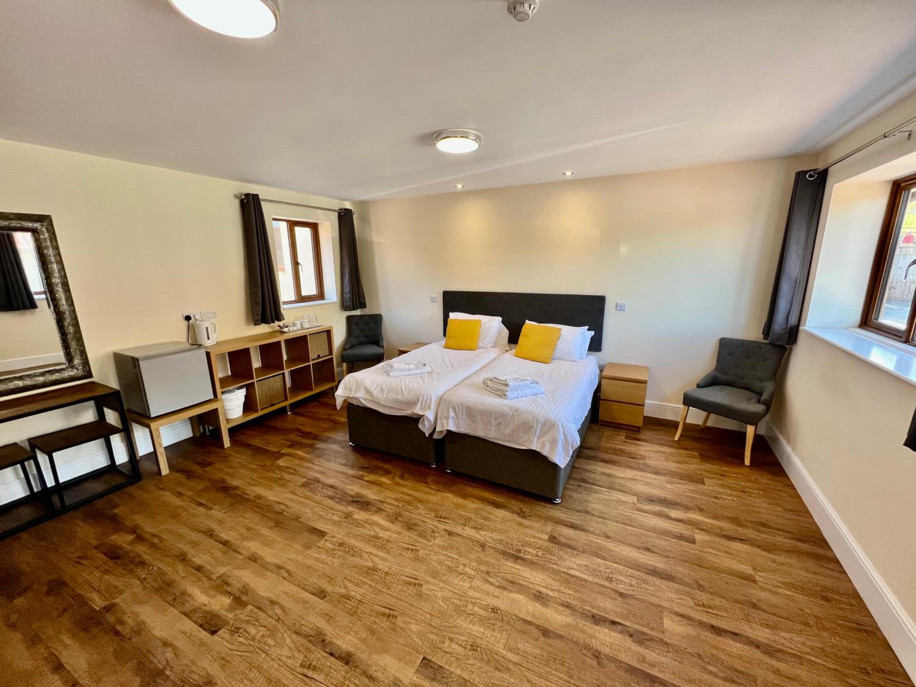Large Twin Room - Photo 1