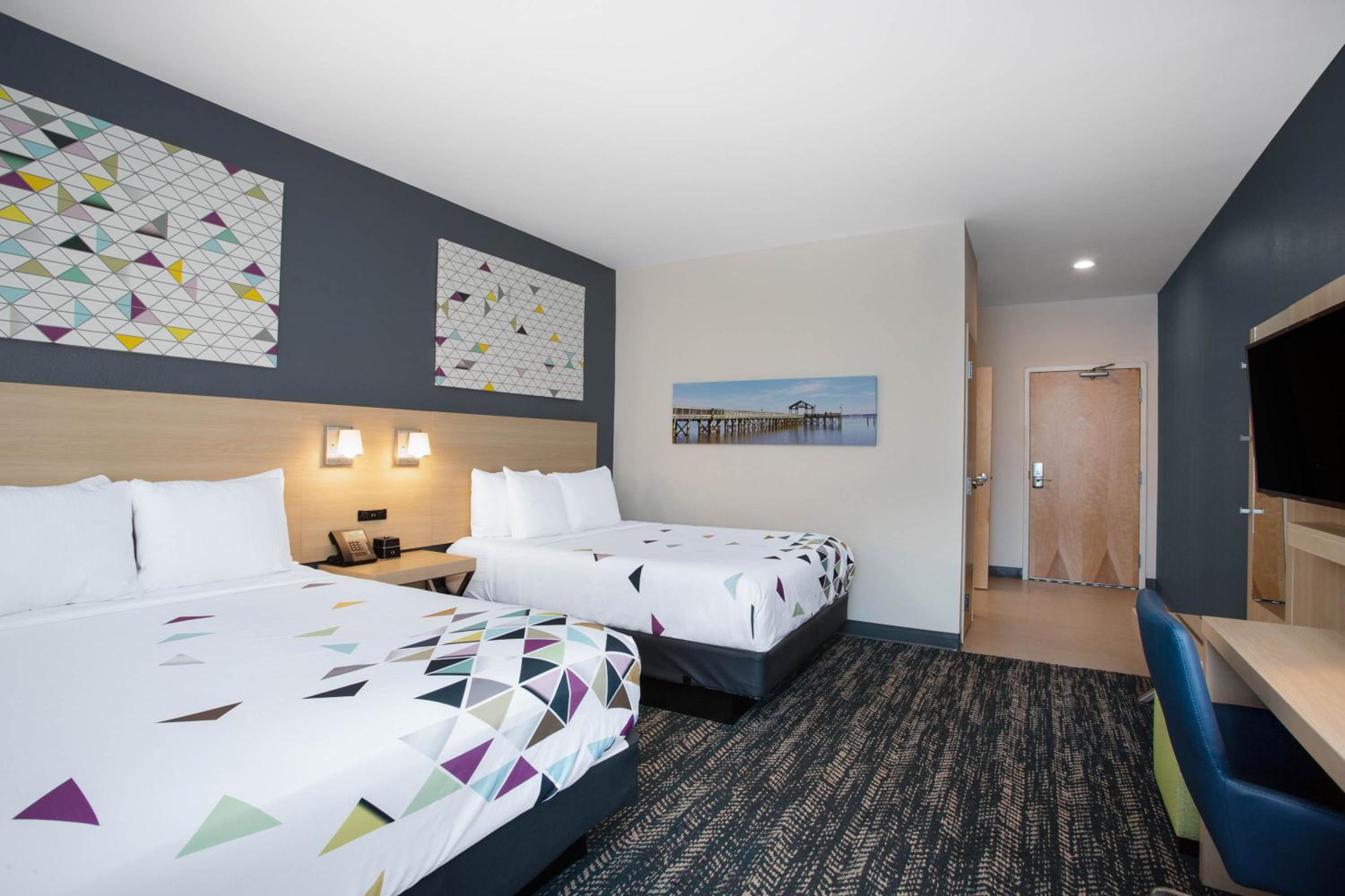 Queen Room with Two Queen Beds - Non-Smoking - Photo 2
