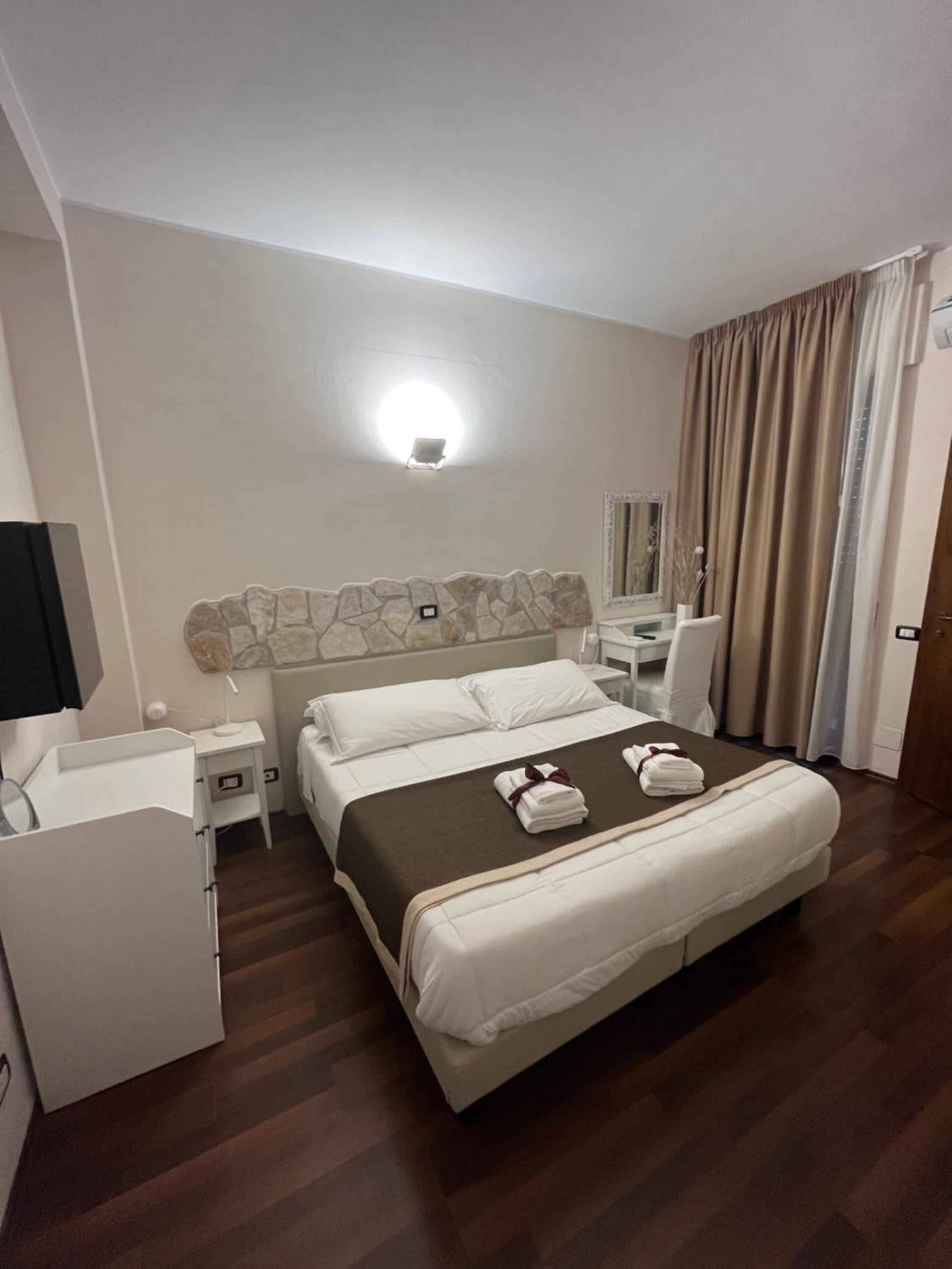 Standard Double Room - Photo 11