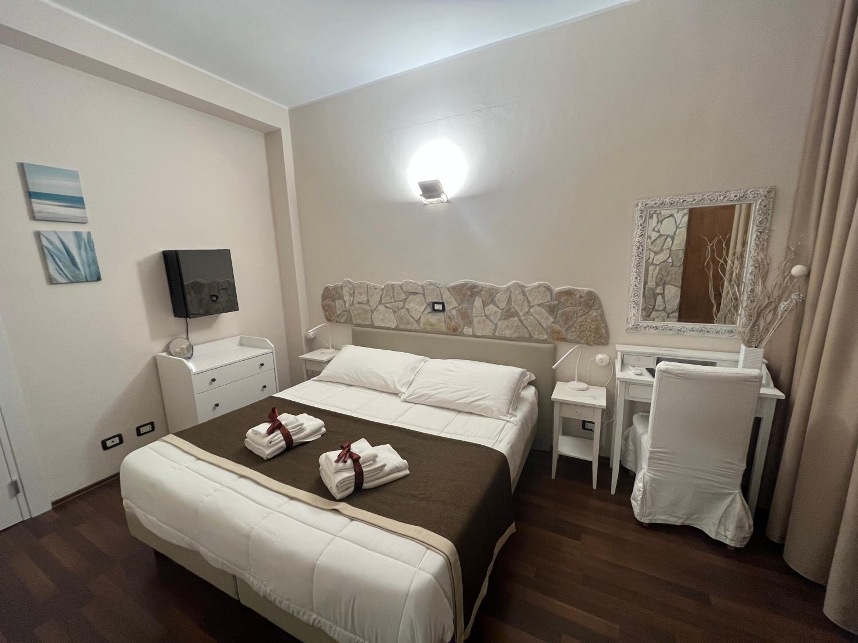 Standard Double Room - Photo 10
