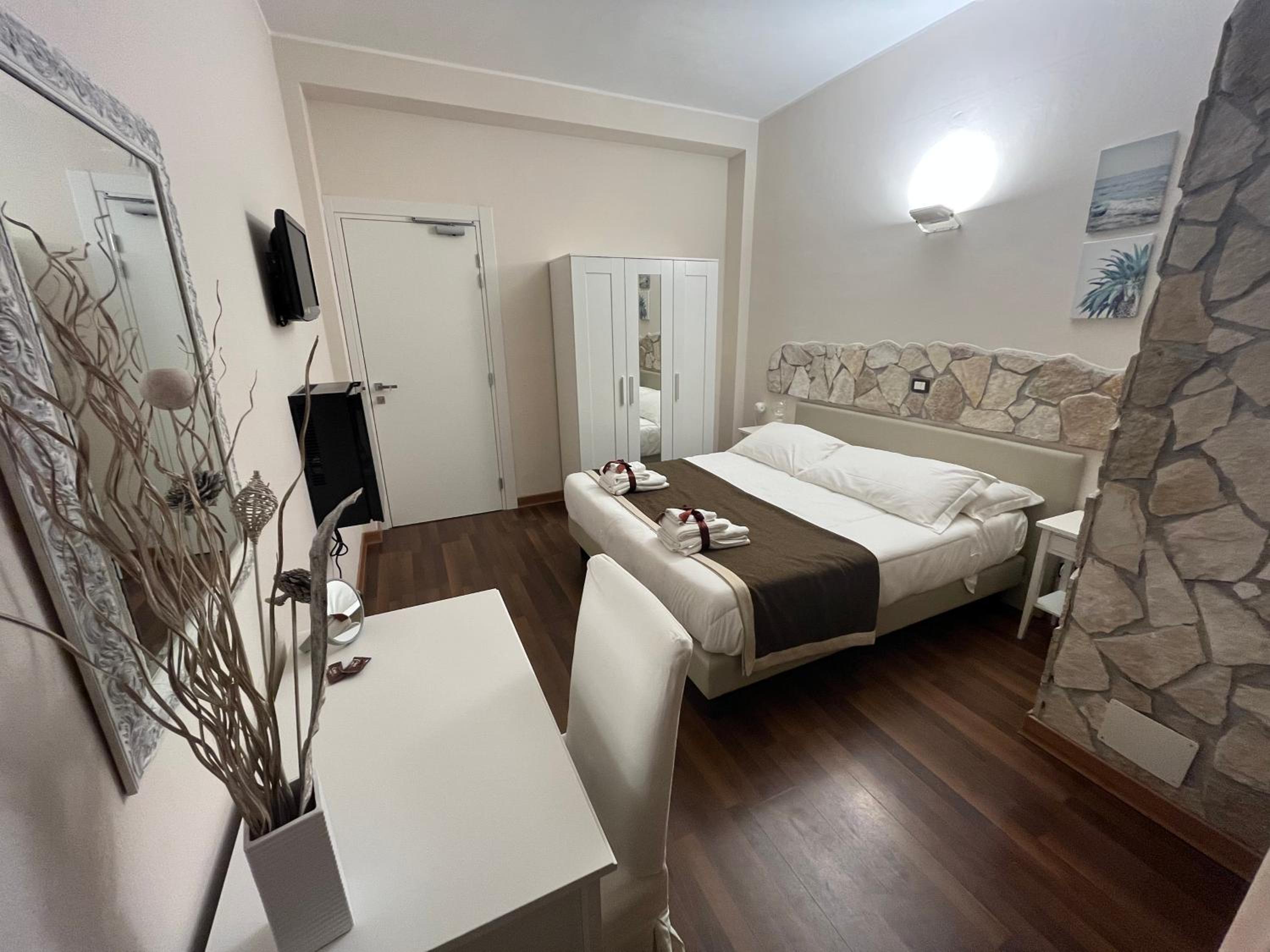 Standard Double Room - Photo 12