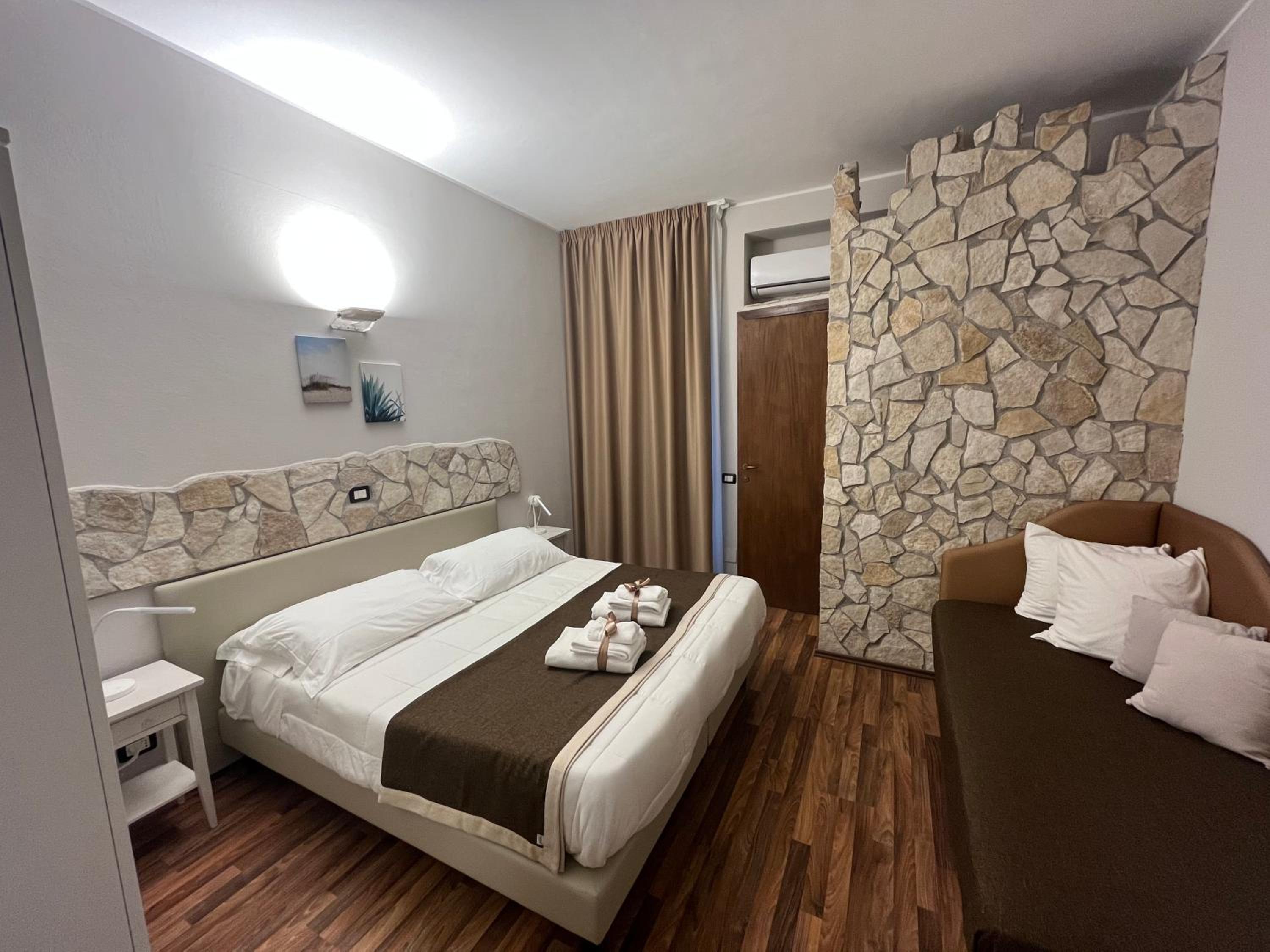 Standard Double Room - Photo 13