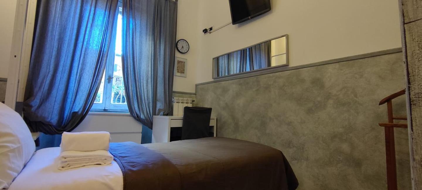 Single Room with Private Bathroom photo 2