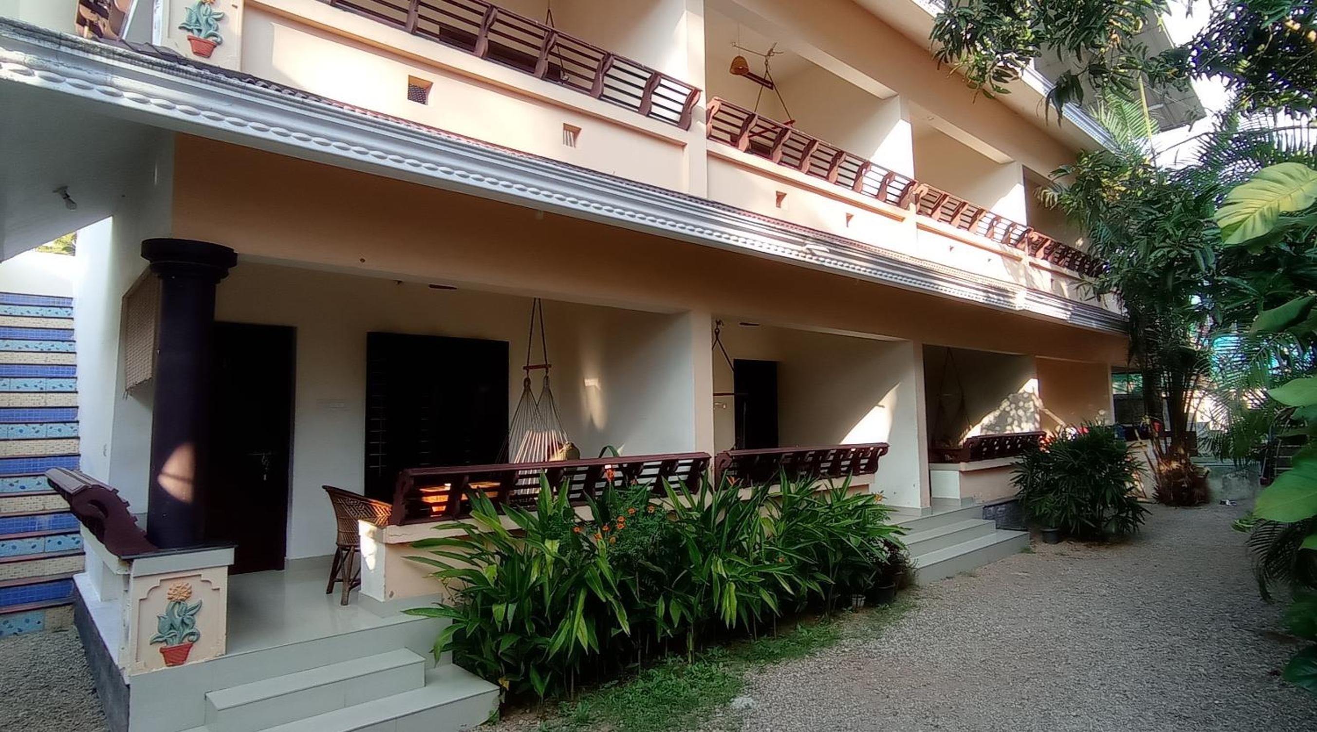 Queen Room with Balcony - Photo 10
