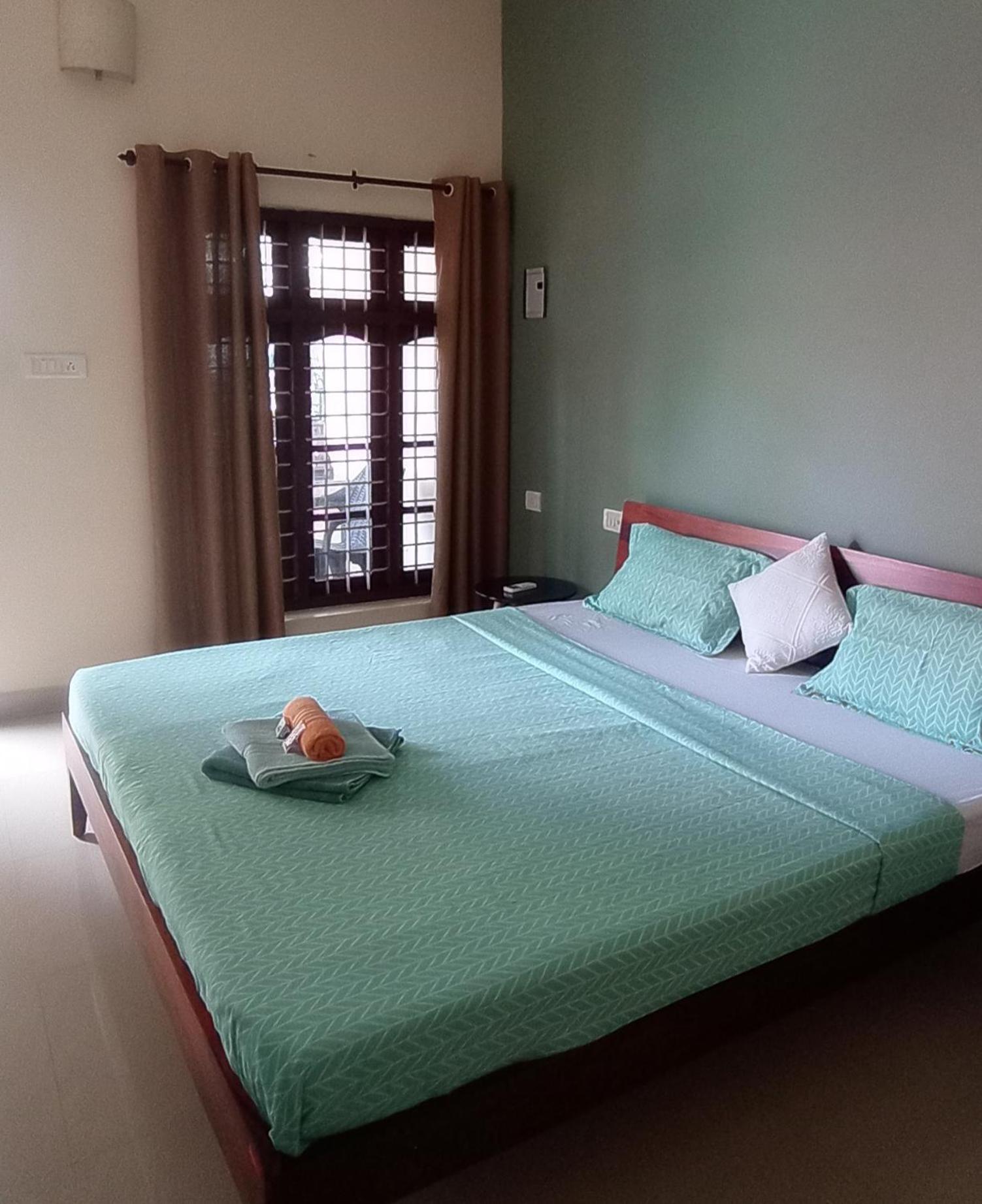 Double Room with Balcony - AC  - Photo 10
