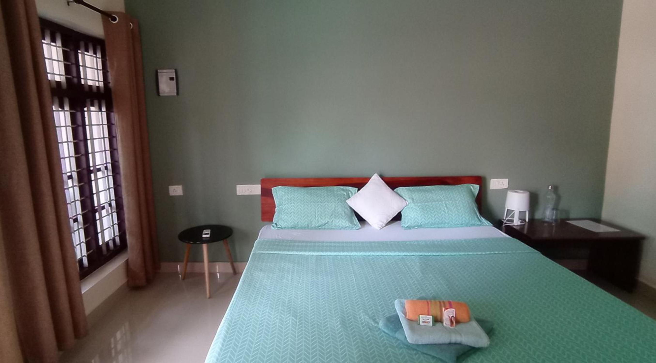 Double Room with Balcony - AC  - Photo 8