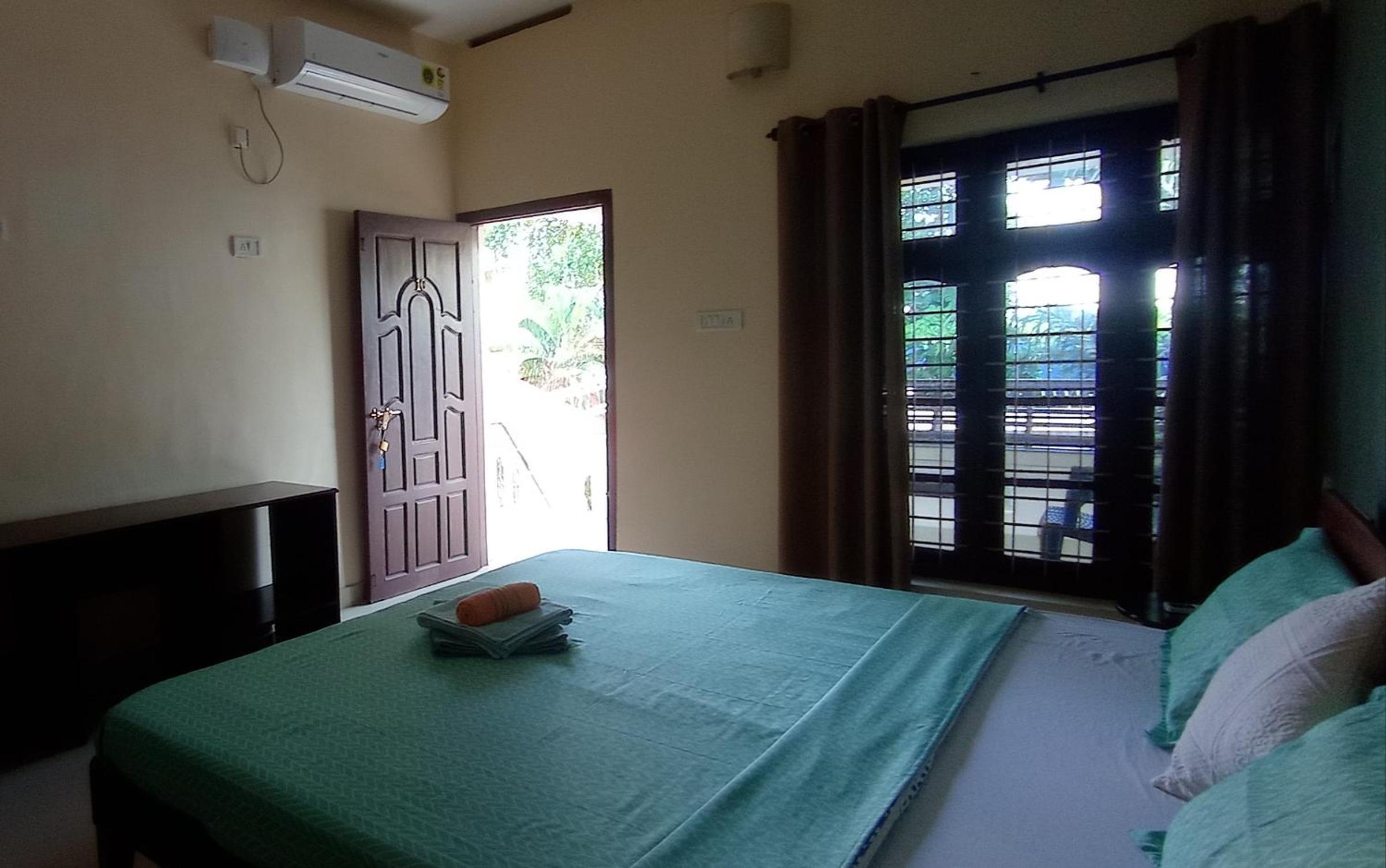 Double Room with Balcony - AC  - Photo 11