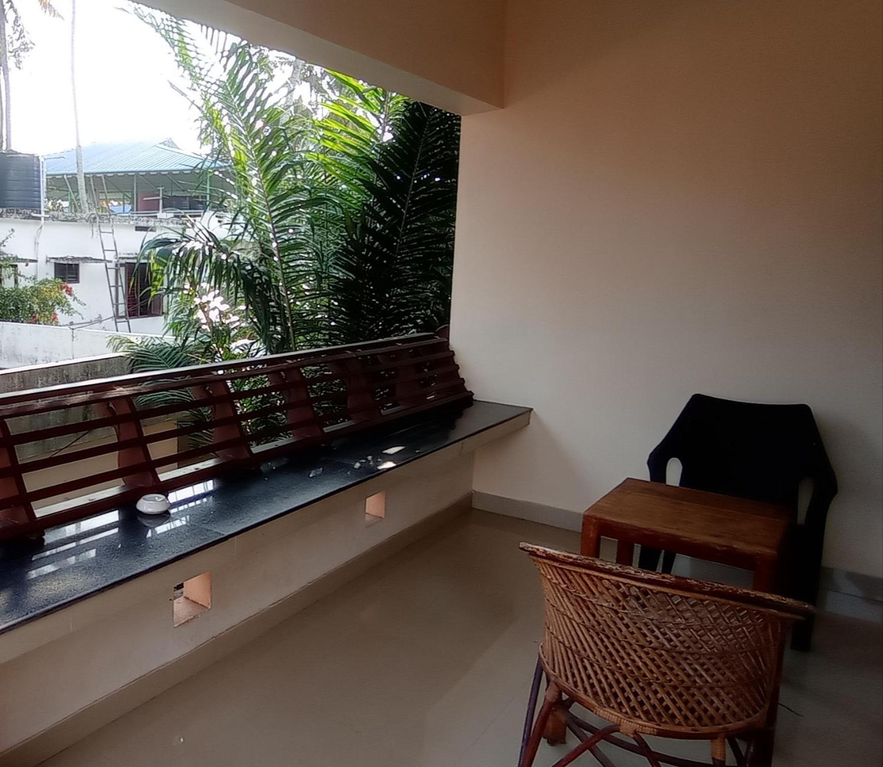 Double Room with Balcony - AC  - Photo 12