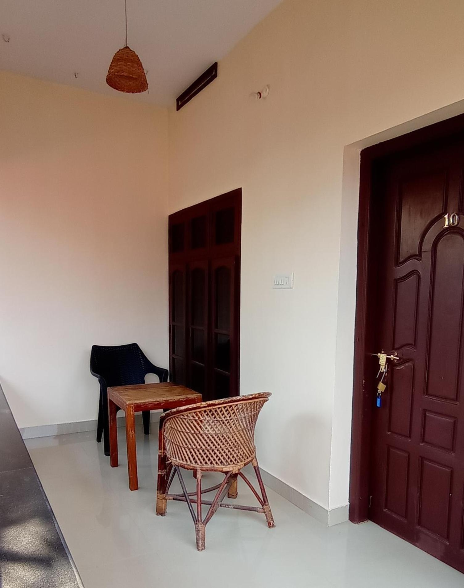 Double Room with Balcony - AC  - Photo 16
