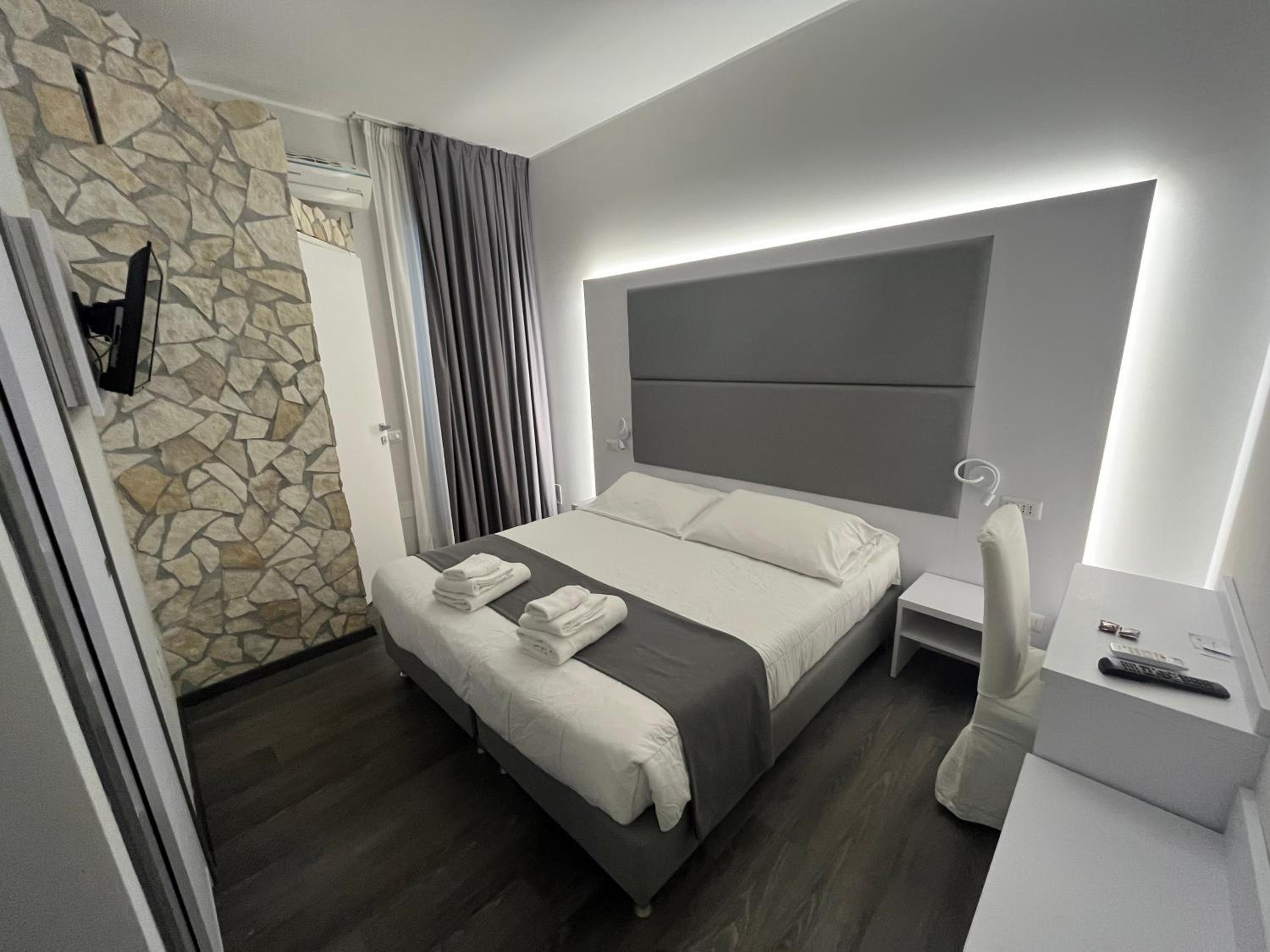 Standard Double Room - Photo 2