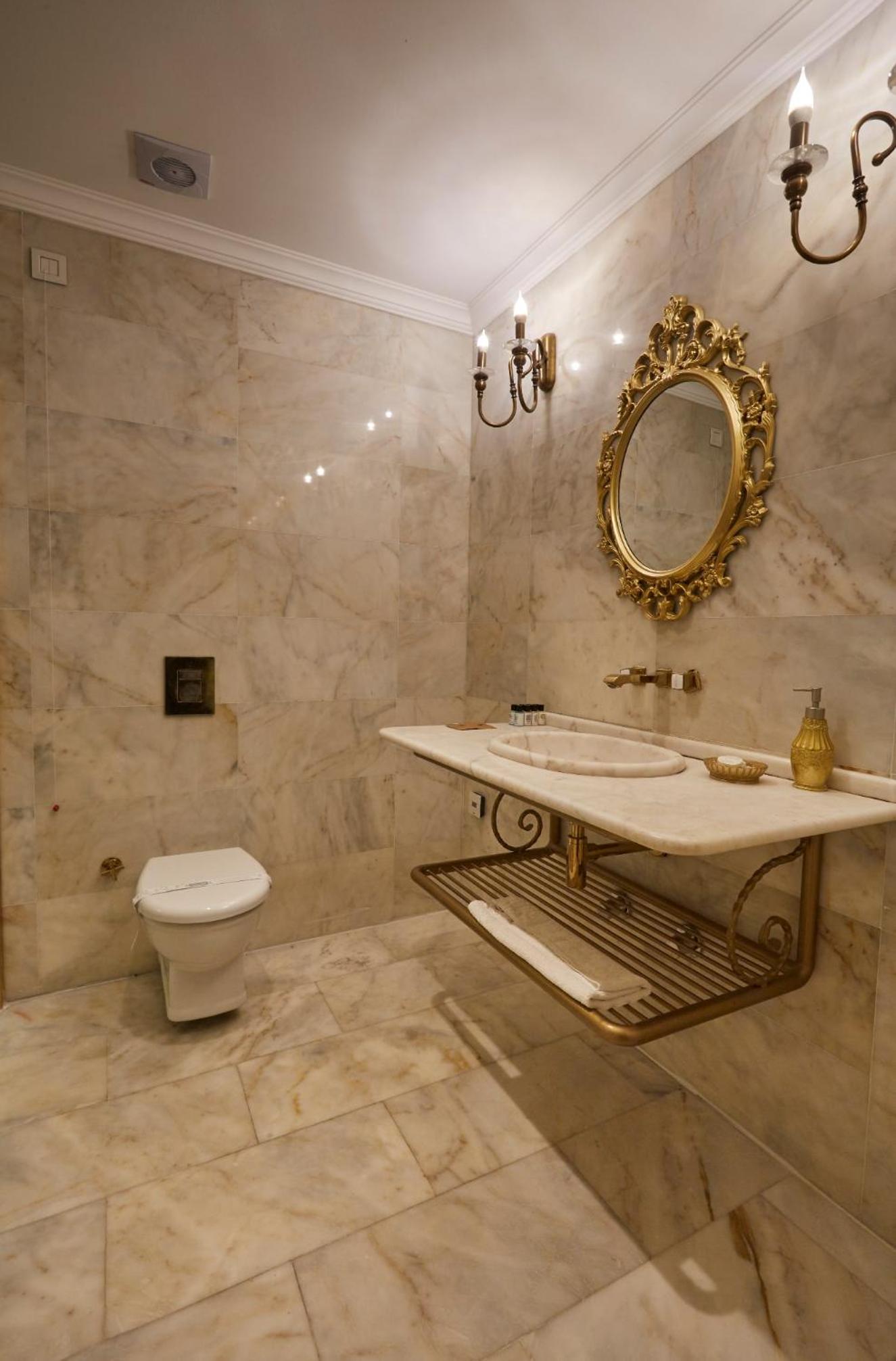 Deluxe Suite with Spa Bath photo 3