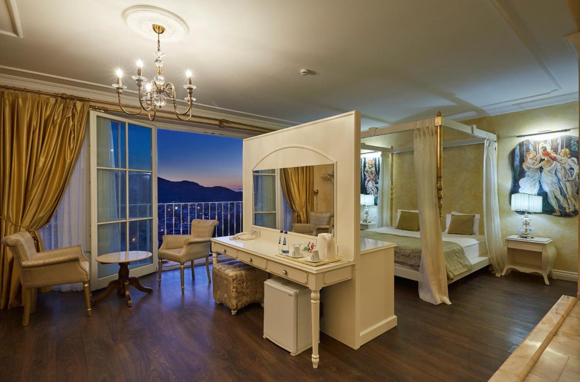 Deluxe Suite with Spa Bath photo 1
