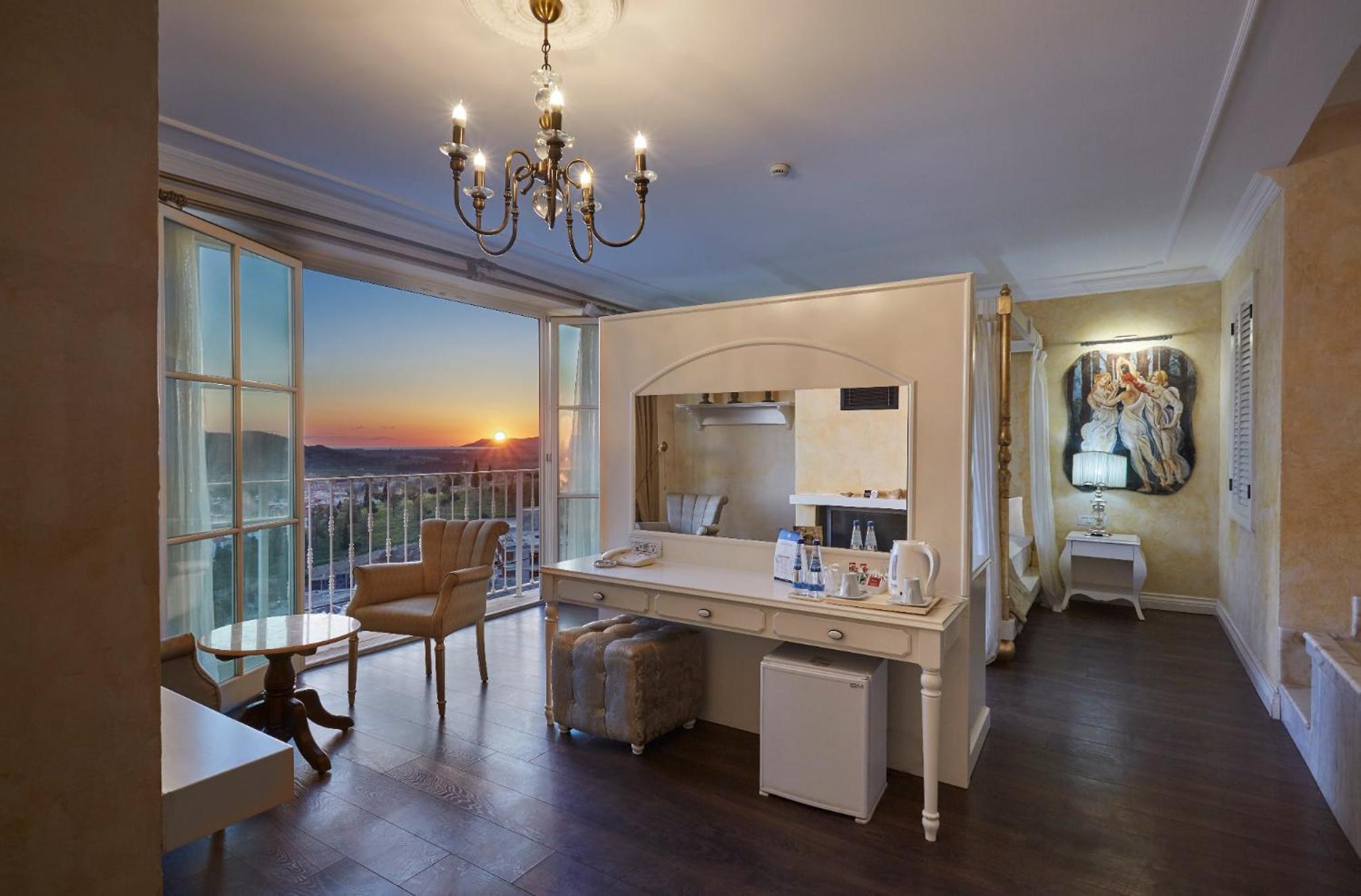 Deluxe Suite with Spa Bath photo 2