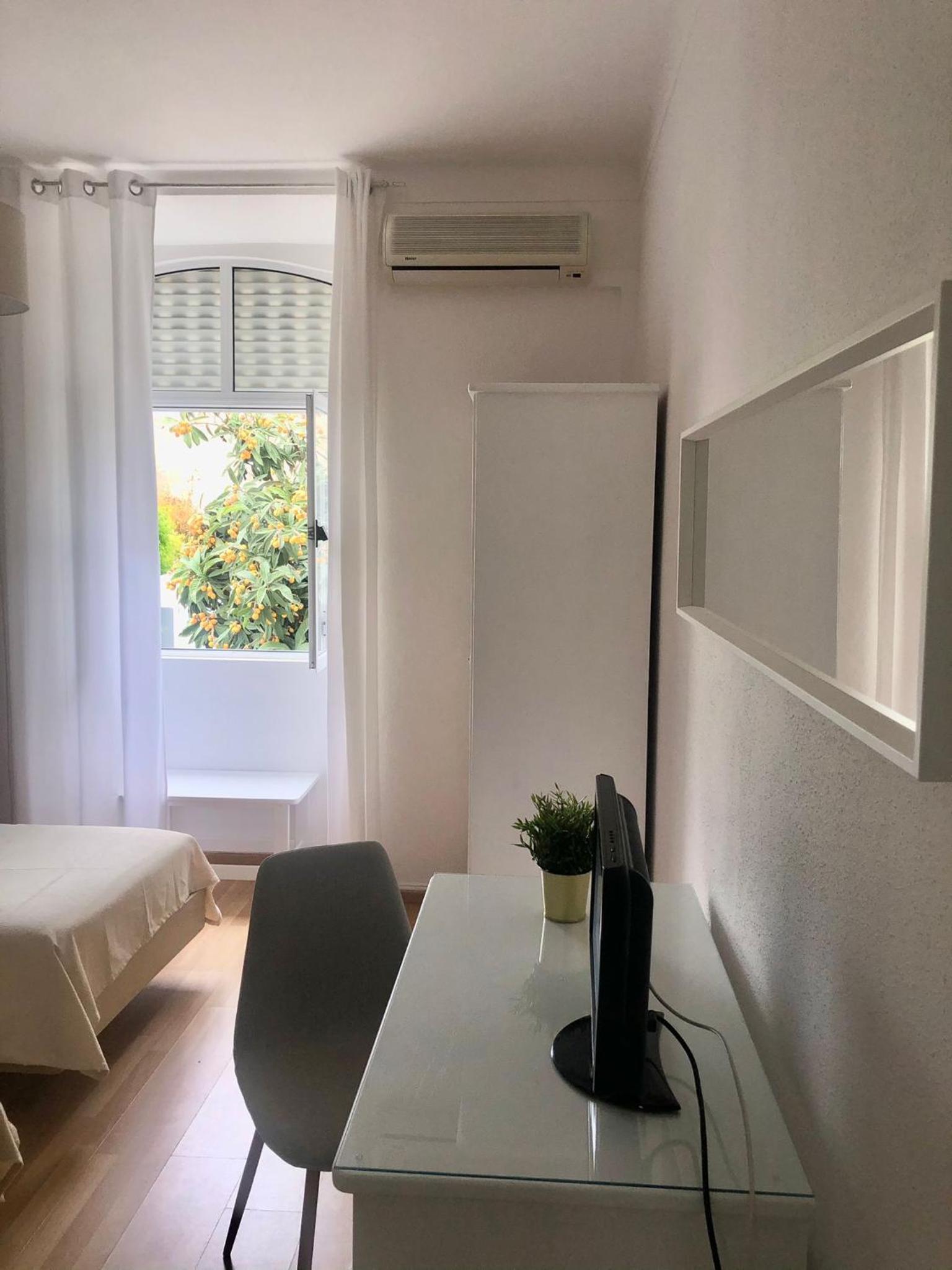 Twin Room with Private Bathroom - Photo 2