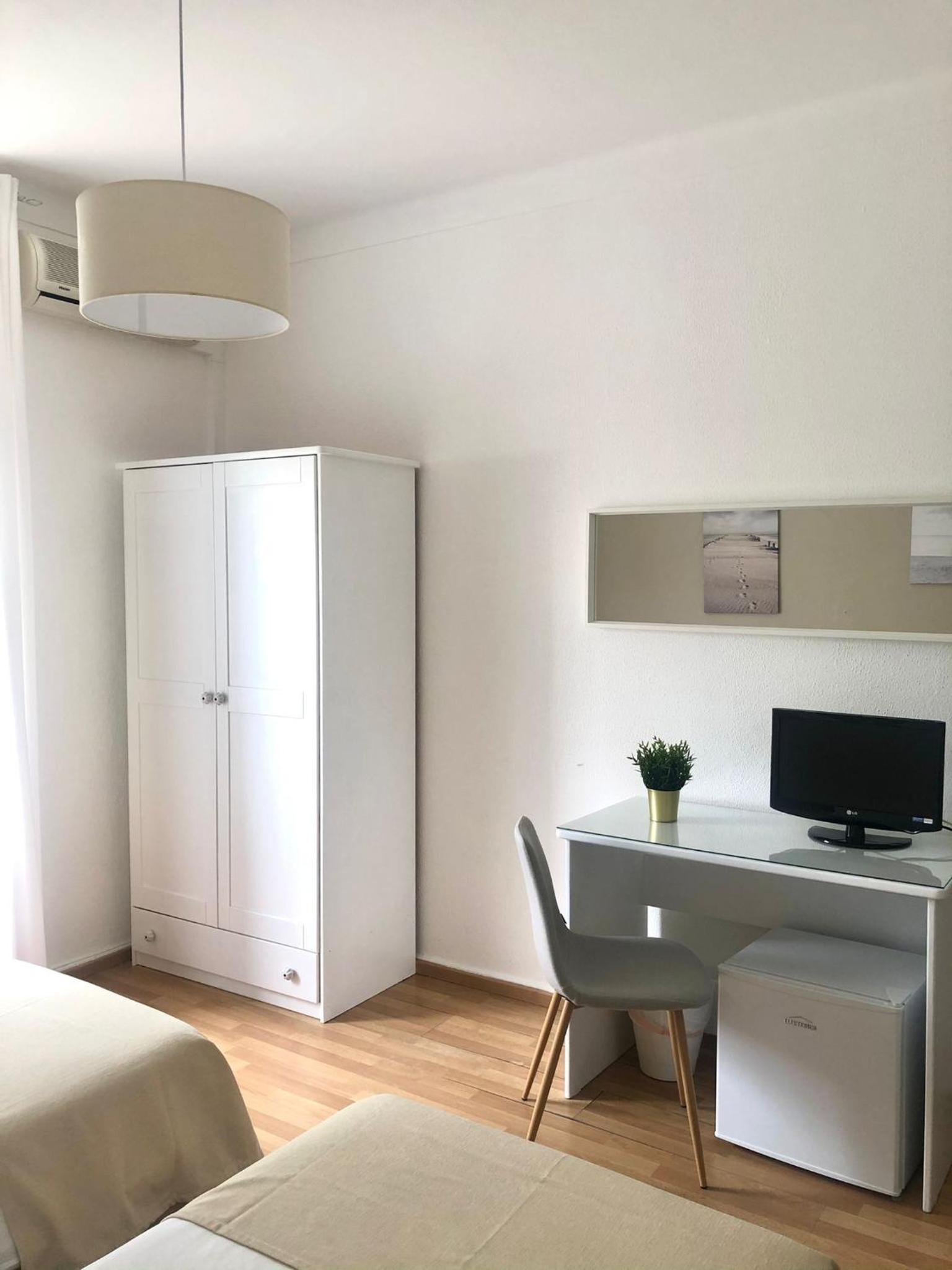 Twin Room with Private Bathroom - Photo 1
