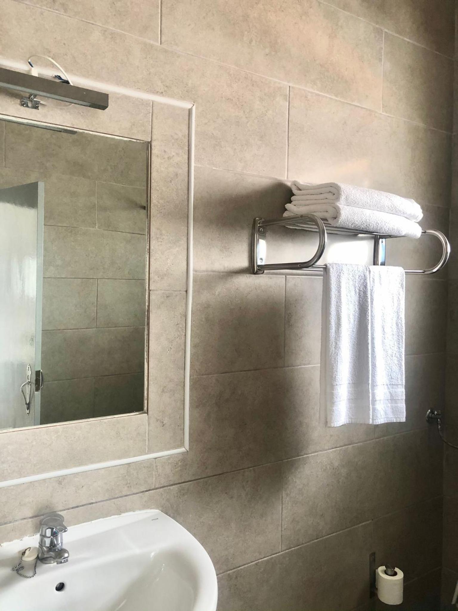 Double Room with Private Bathroom - Photo 3