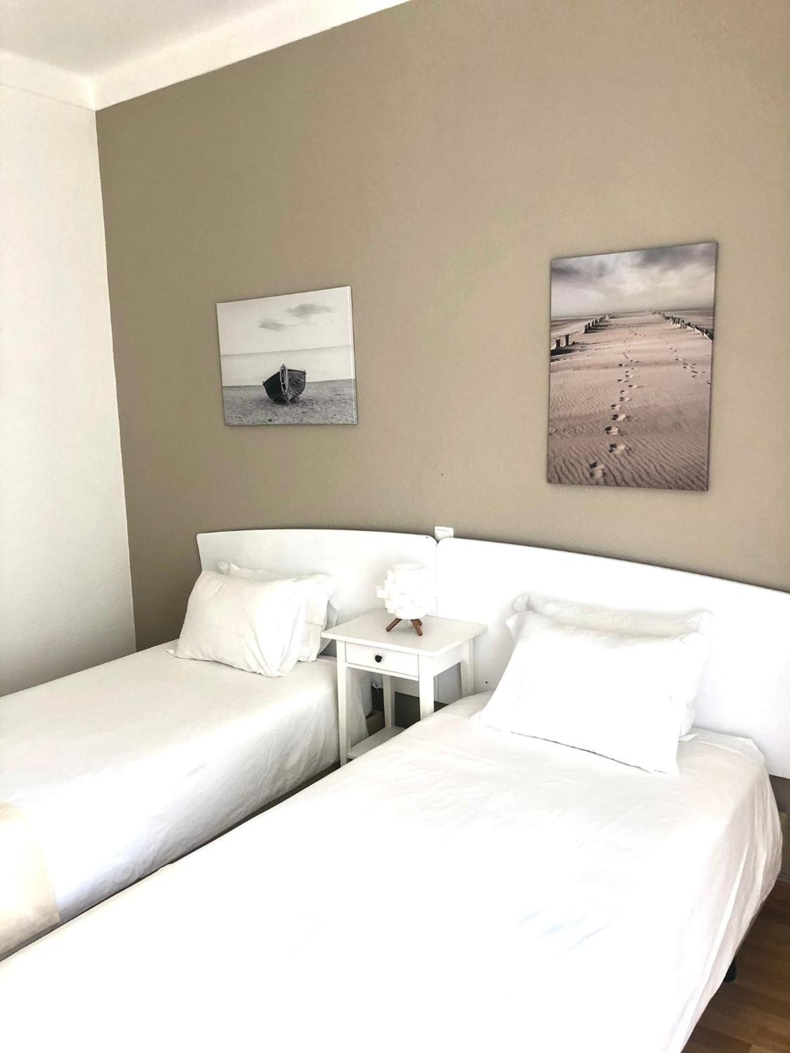 Twin Room with Private Bathroom - Photo 3