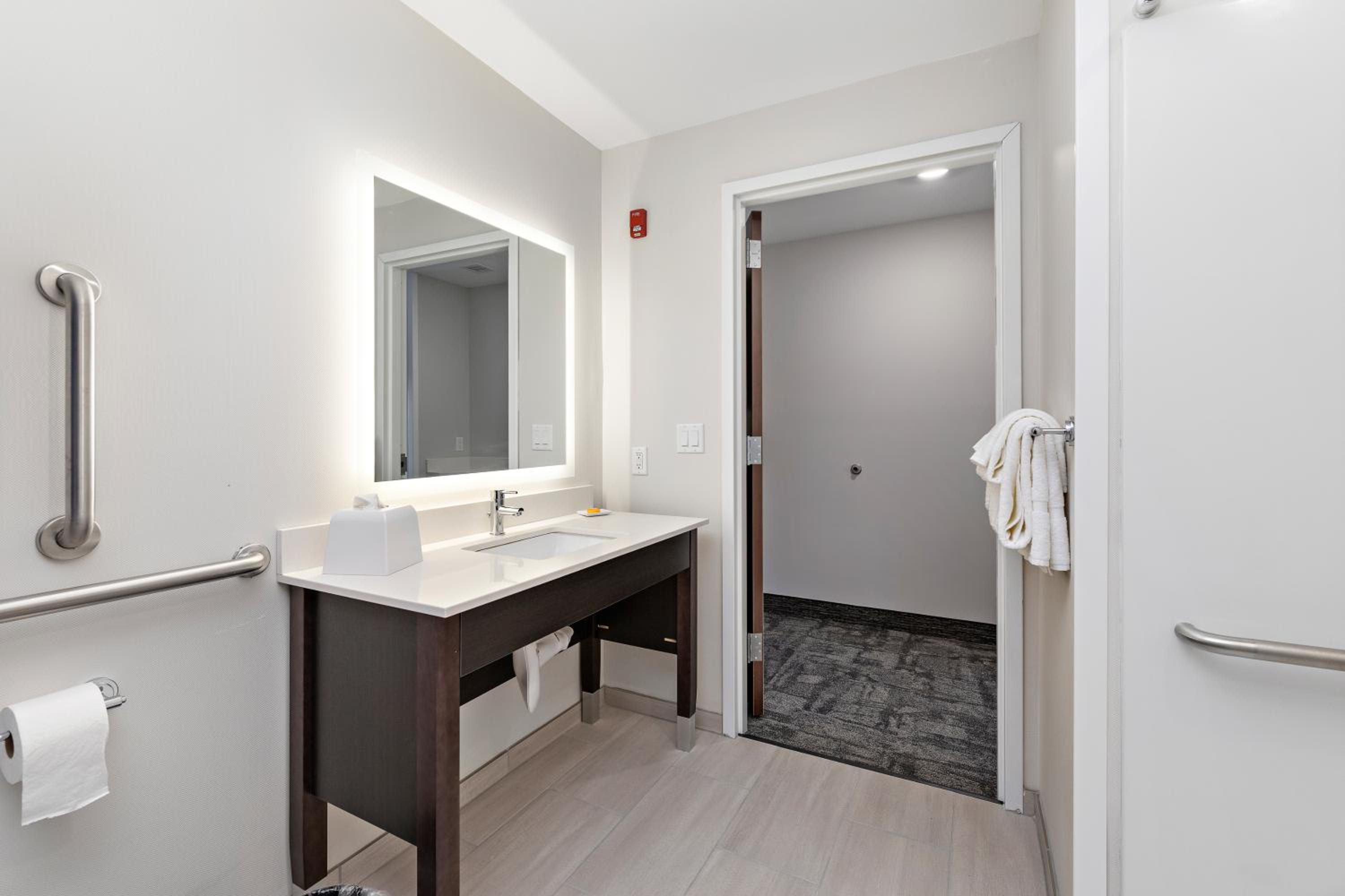 Queen Room with Two Queen Beds and Mobility Accessible Roll-In Shower - Photo 5