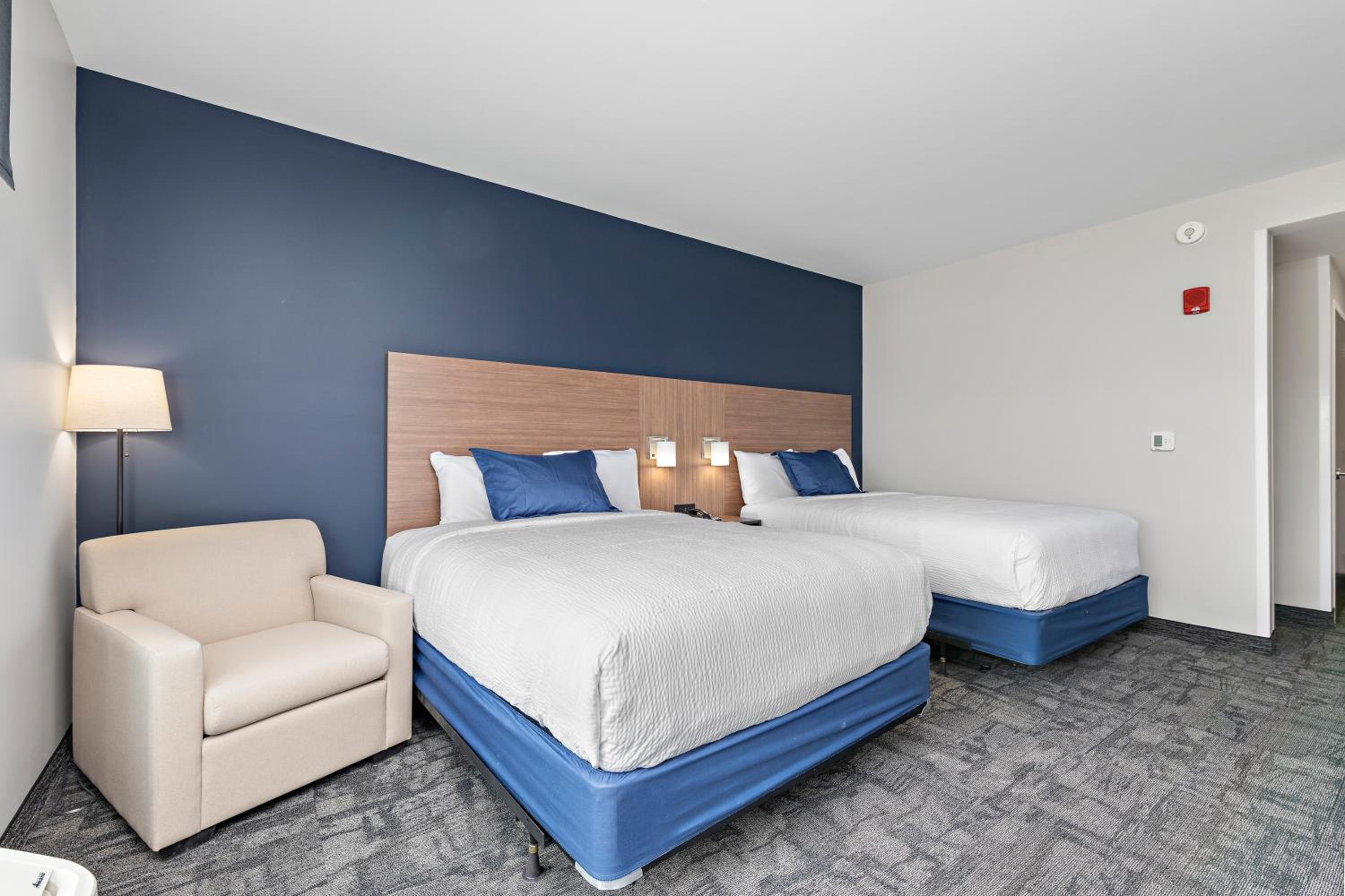 Standard Room with Two Queen Beds - Photo 2