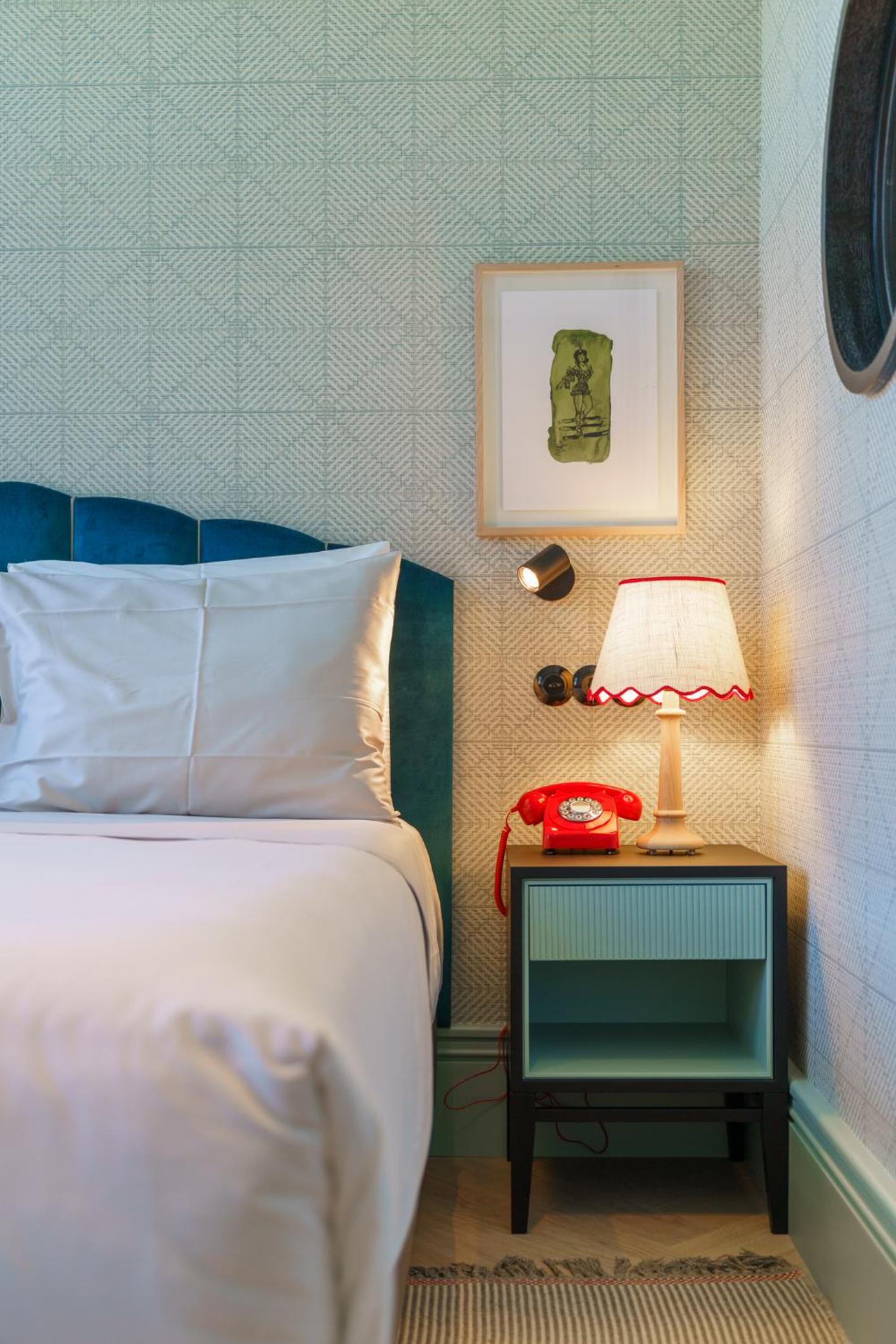 Double Room with Aliados View thumbnail 5
