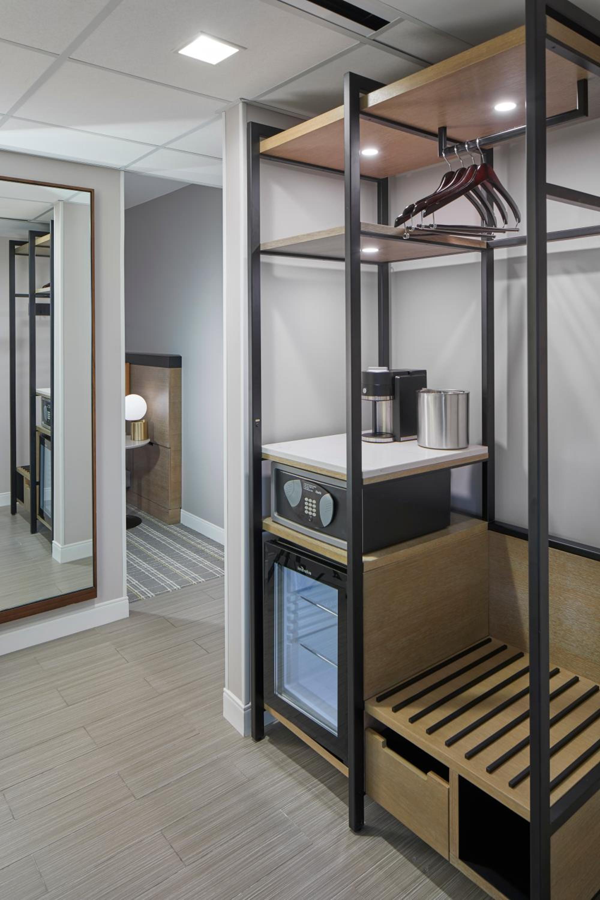 King Room with Balcony and City View  - Photo 11