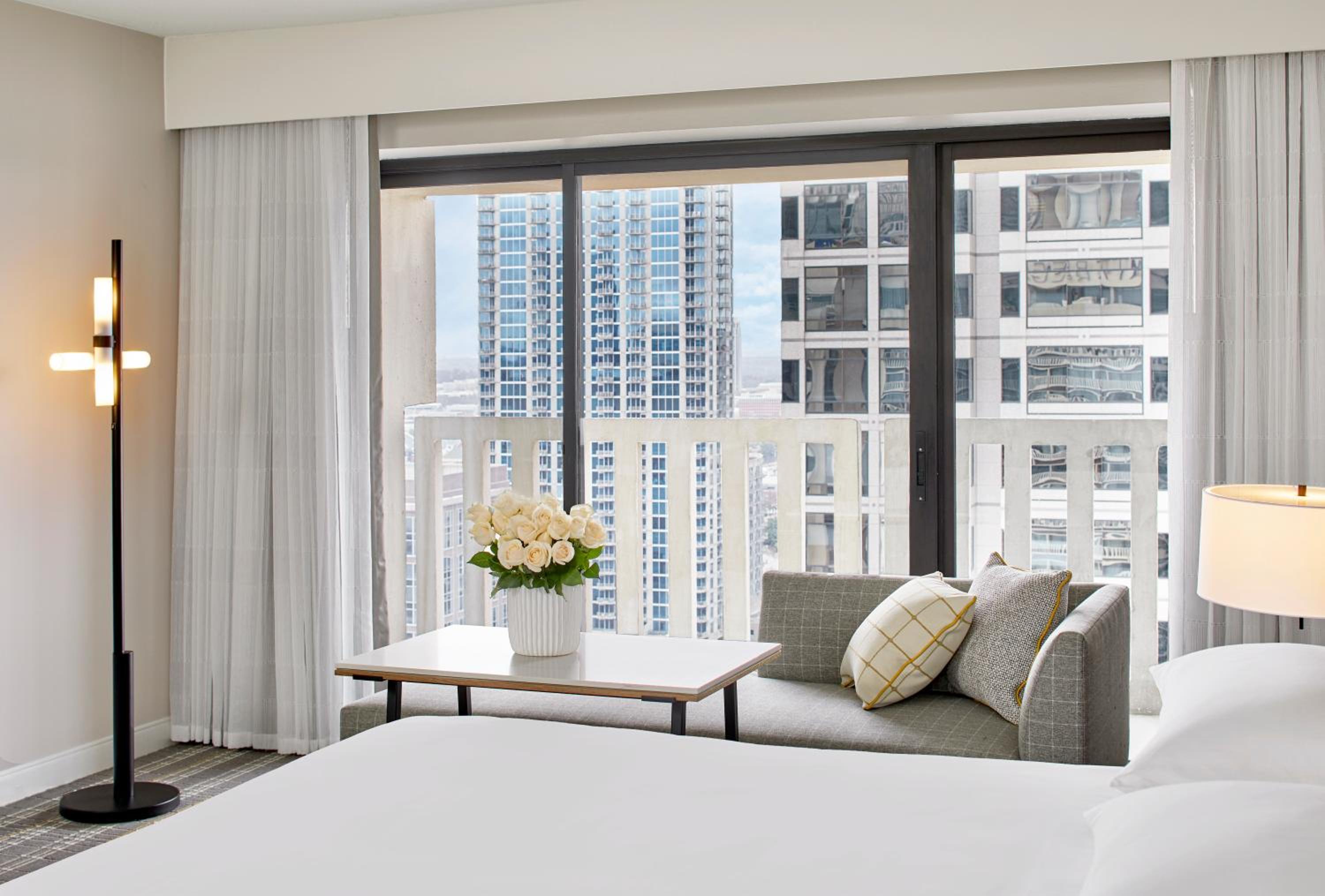 King Room with Balcony and City View  - Photo 8