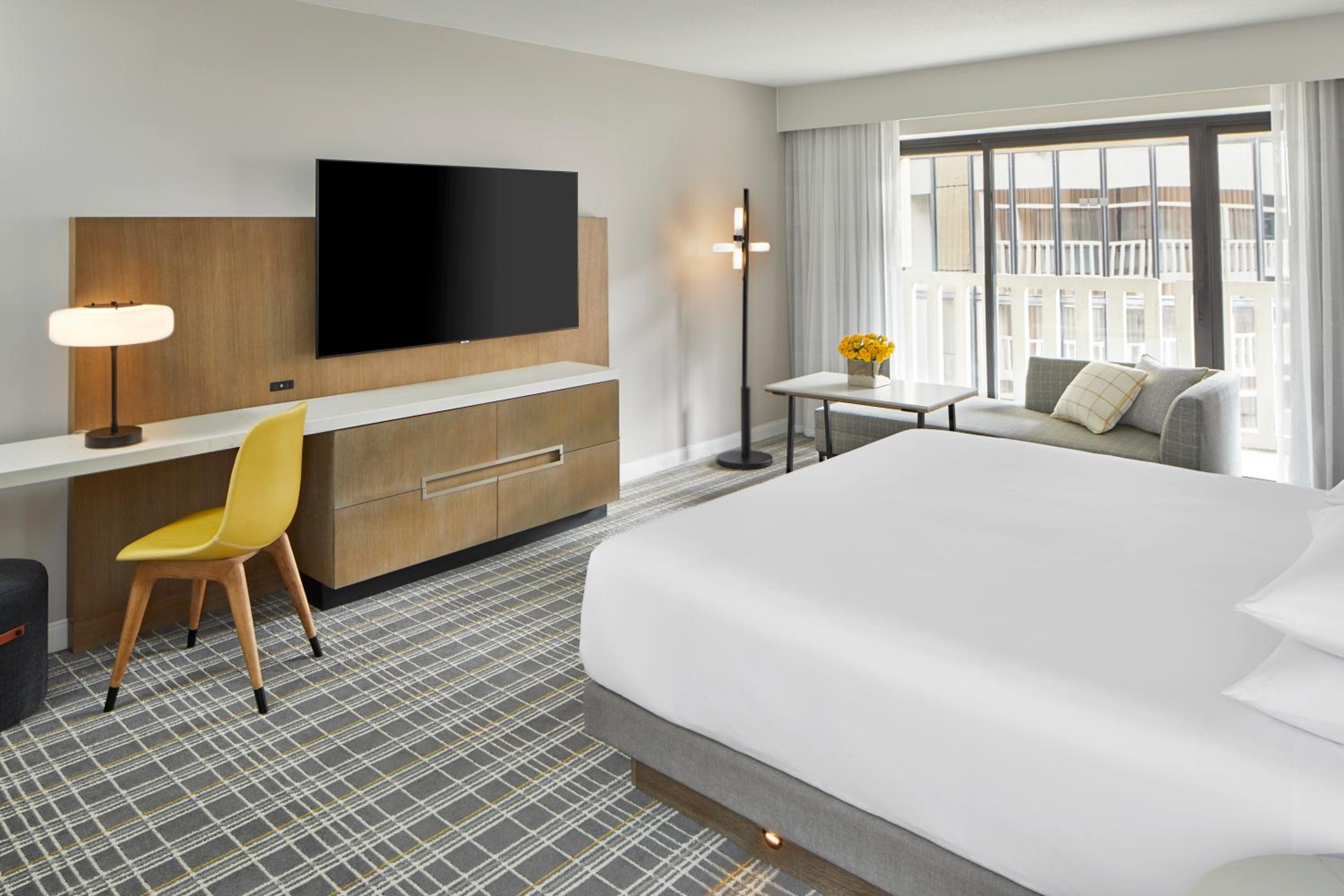 King Room with Balcony - Photo 10