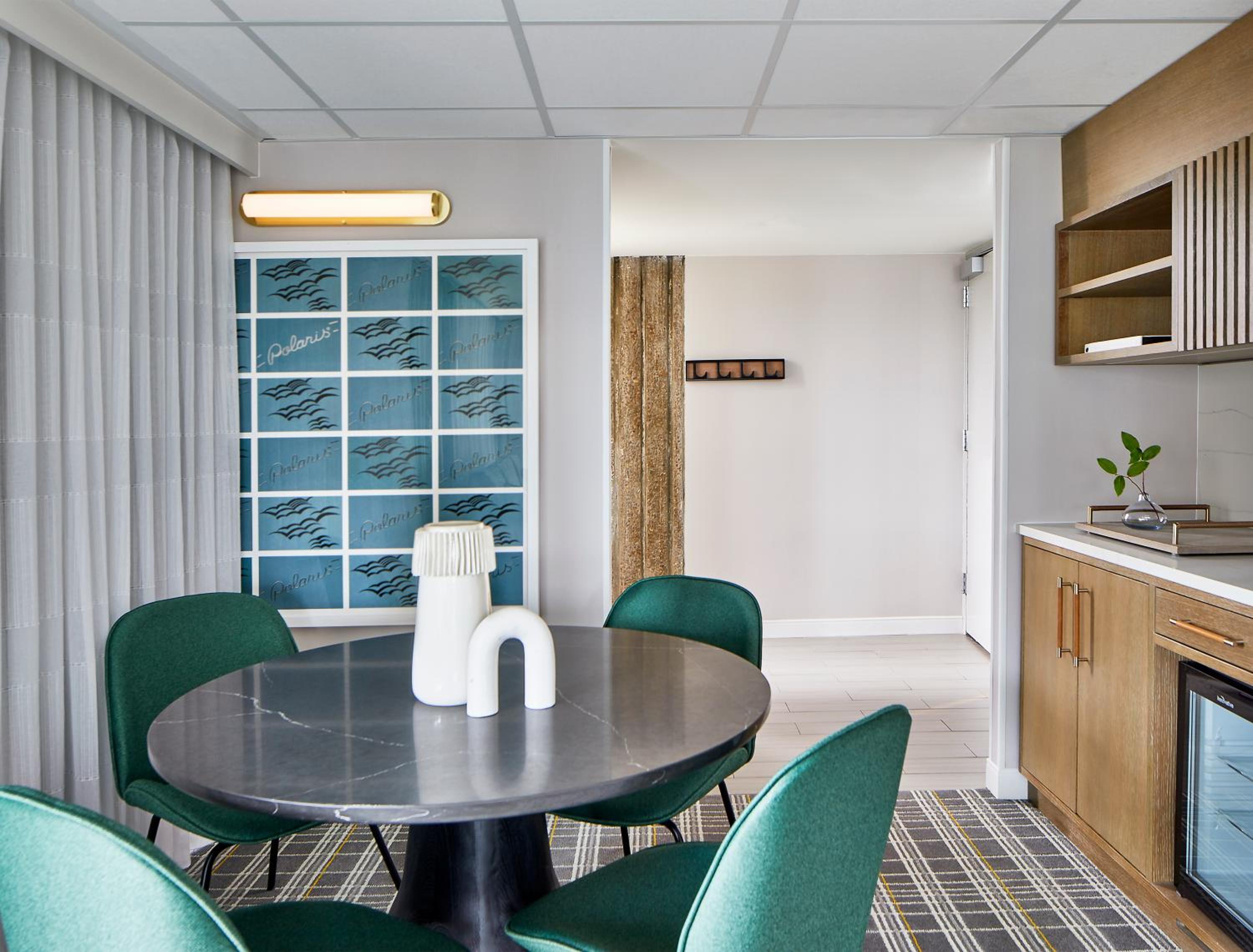 Executive Suite with Balcony - Photo 4