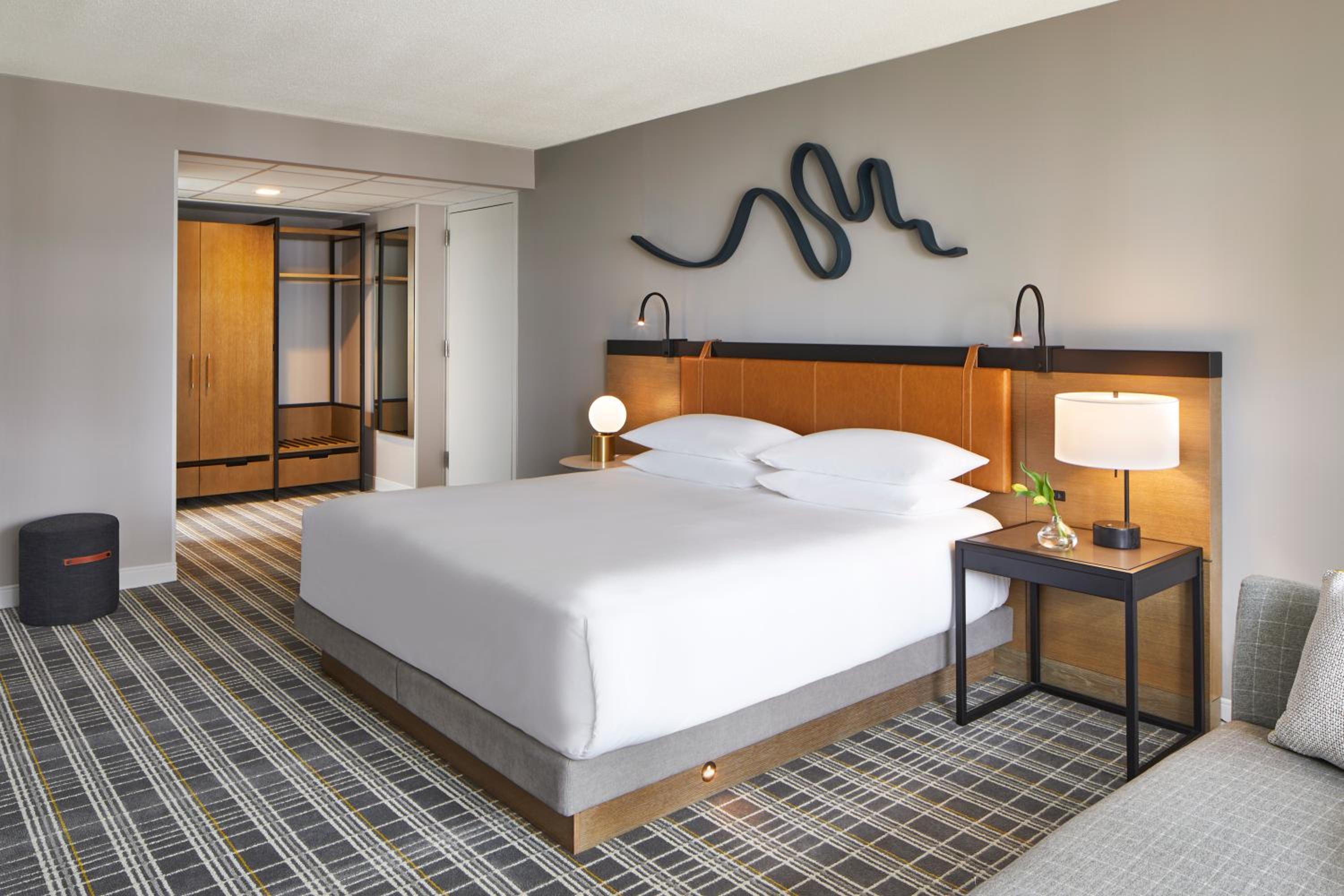Executive Suite with Balcony - Photo 2