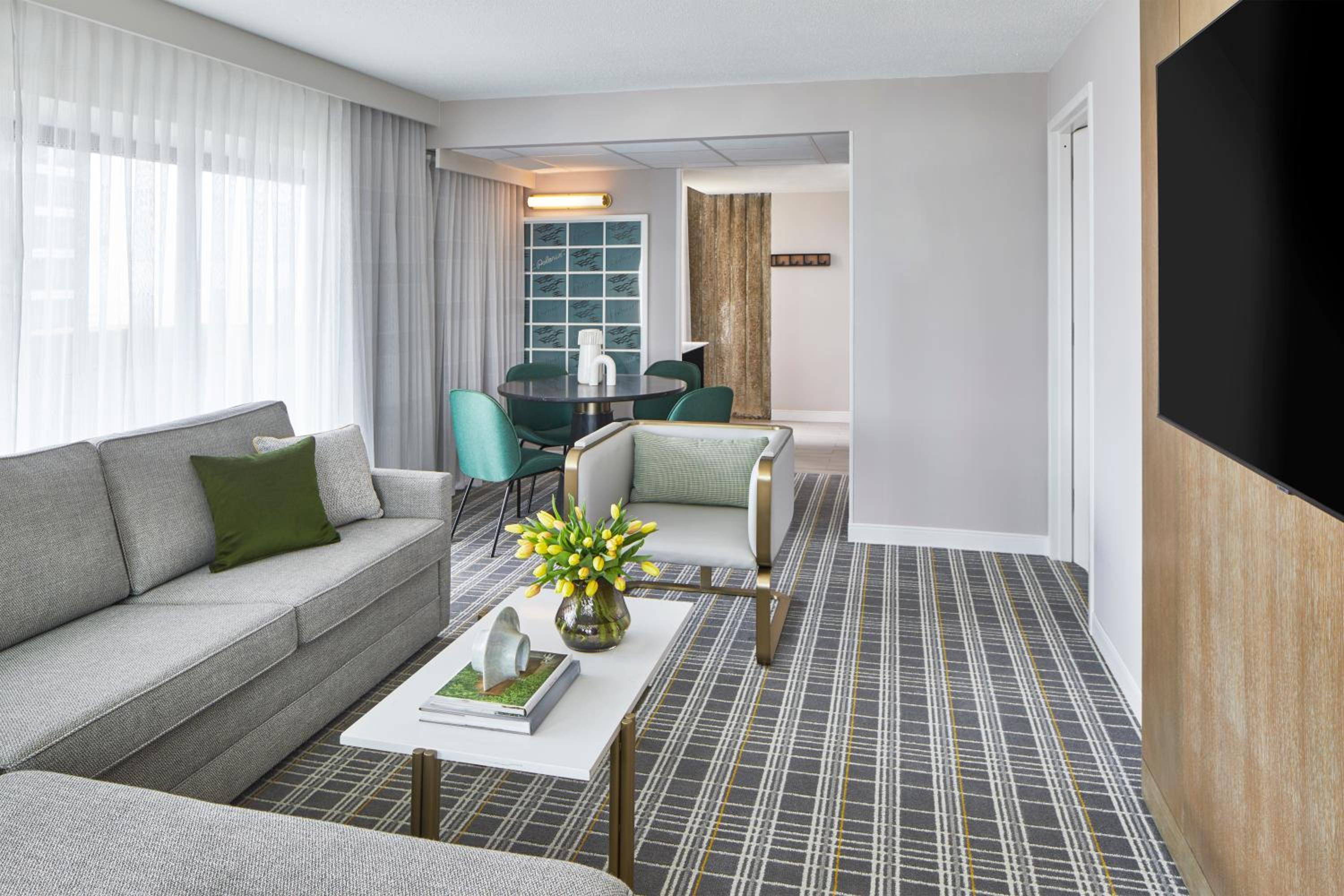 Executive Suite with Balcony - Photo 3