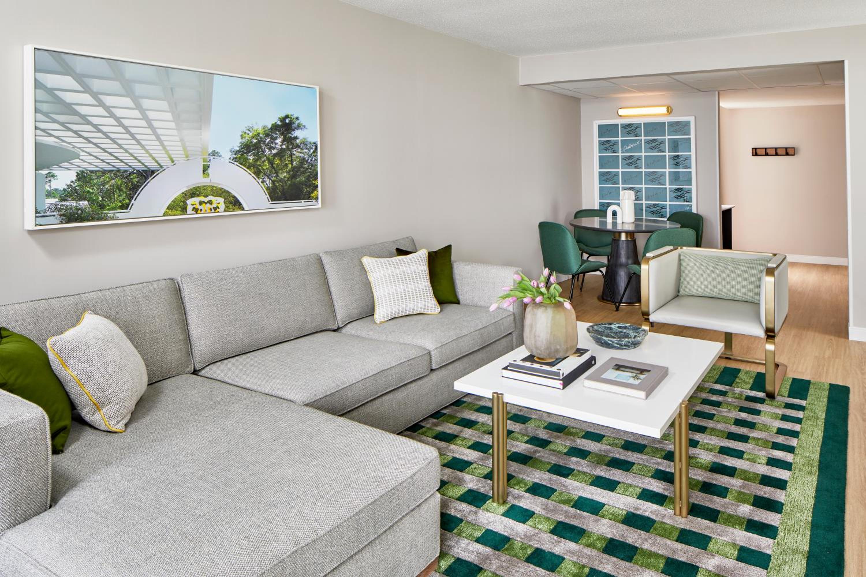 Portman Suite with Balcony - Photo 9