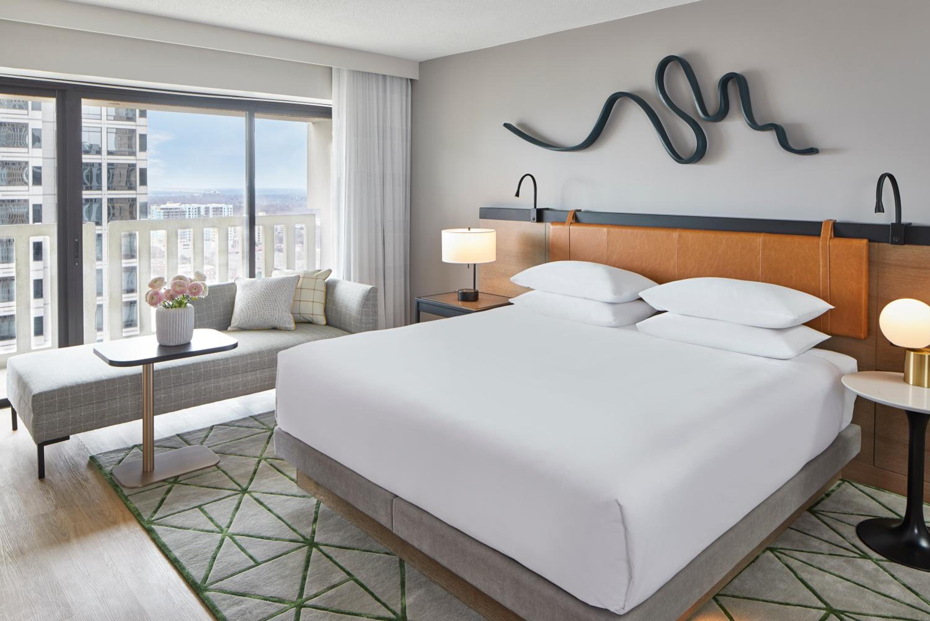 Portman Suite with Balcony - Photo 7