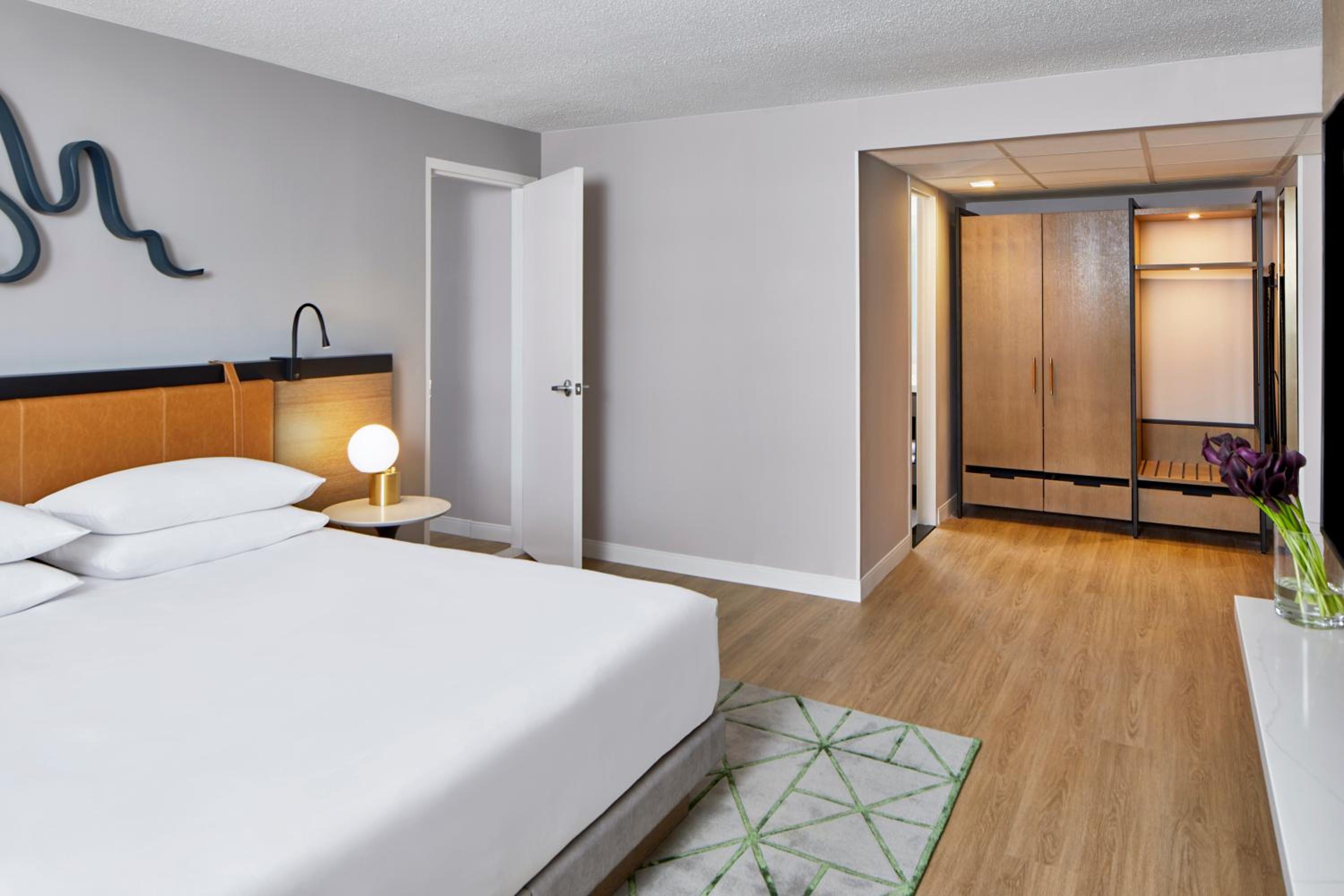 Portman Suite with Balcony - Photo 8