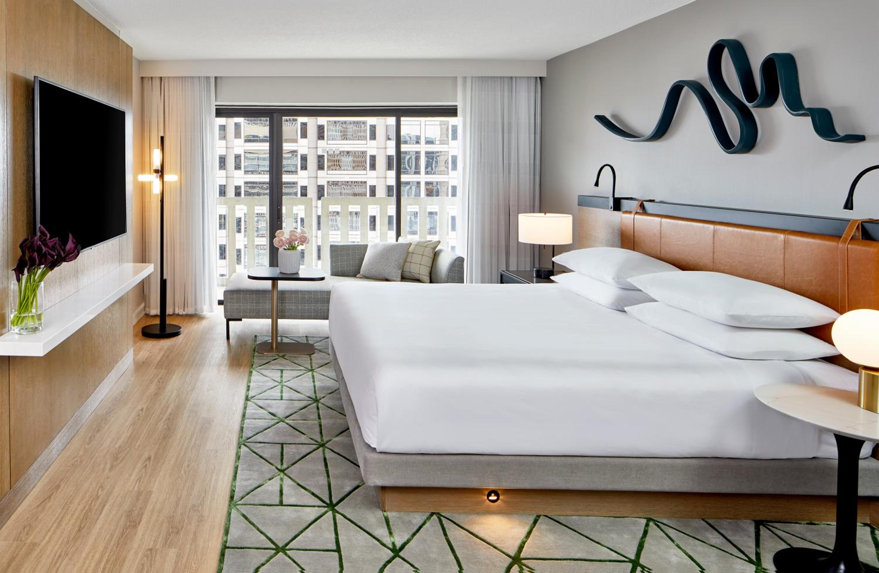 Portman Suite with Balcony - Photo 11