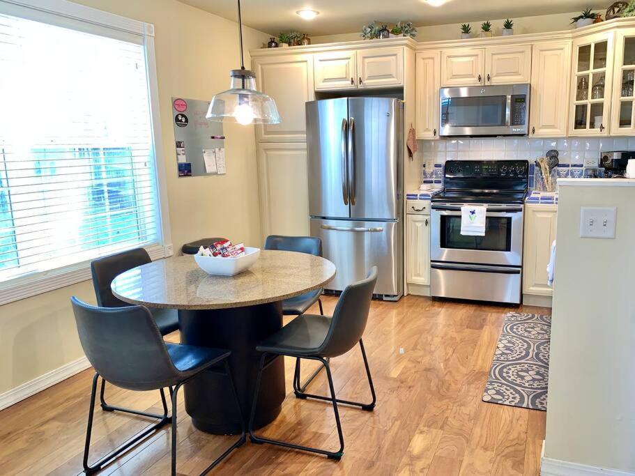 Two-Bedroom House - Photo 45