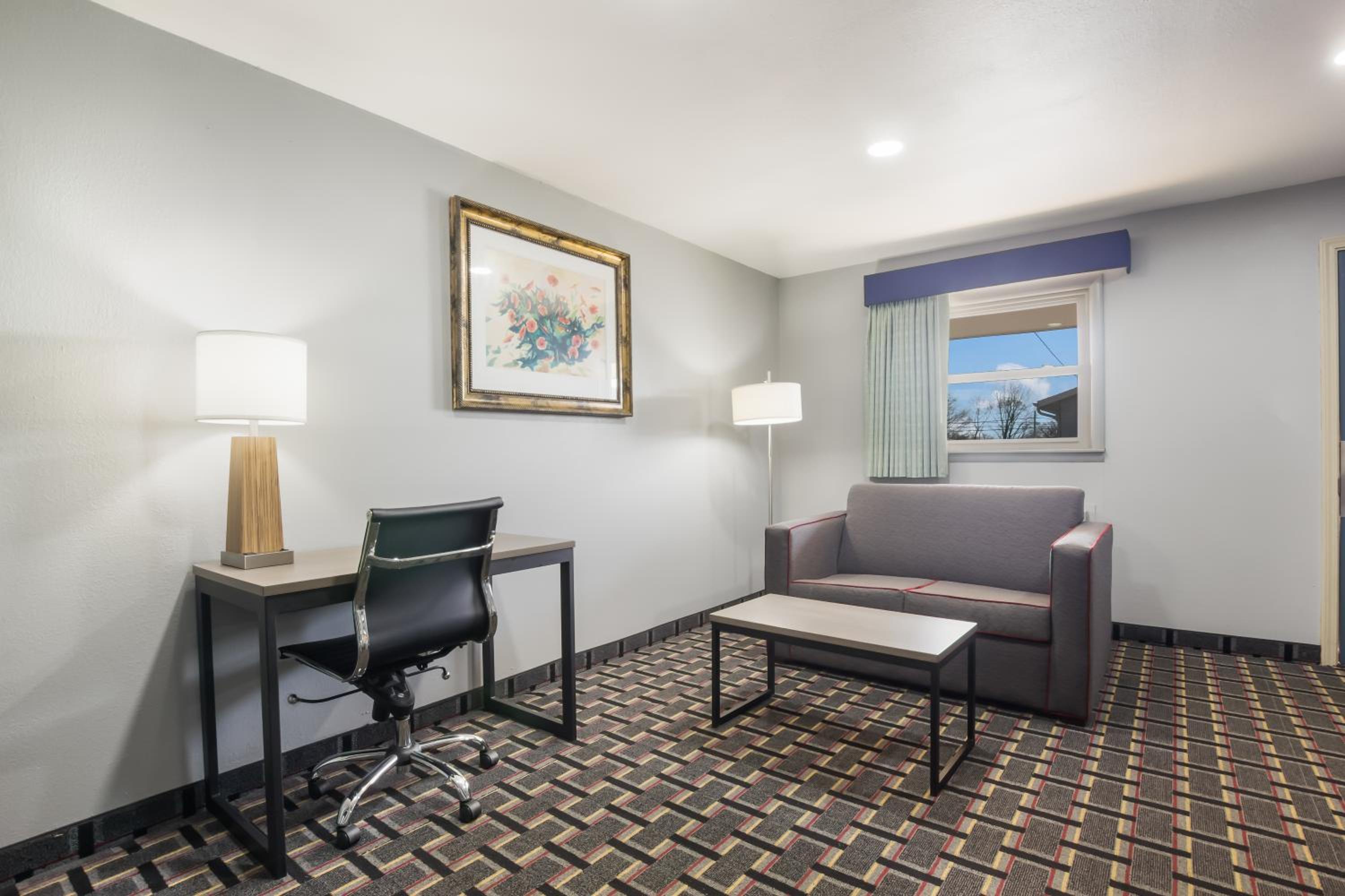 King Suite - Non-Smoking - No Pets Allowed - Photo 3