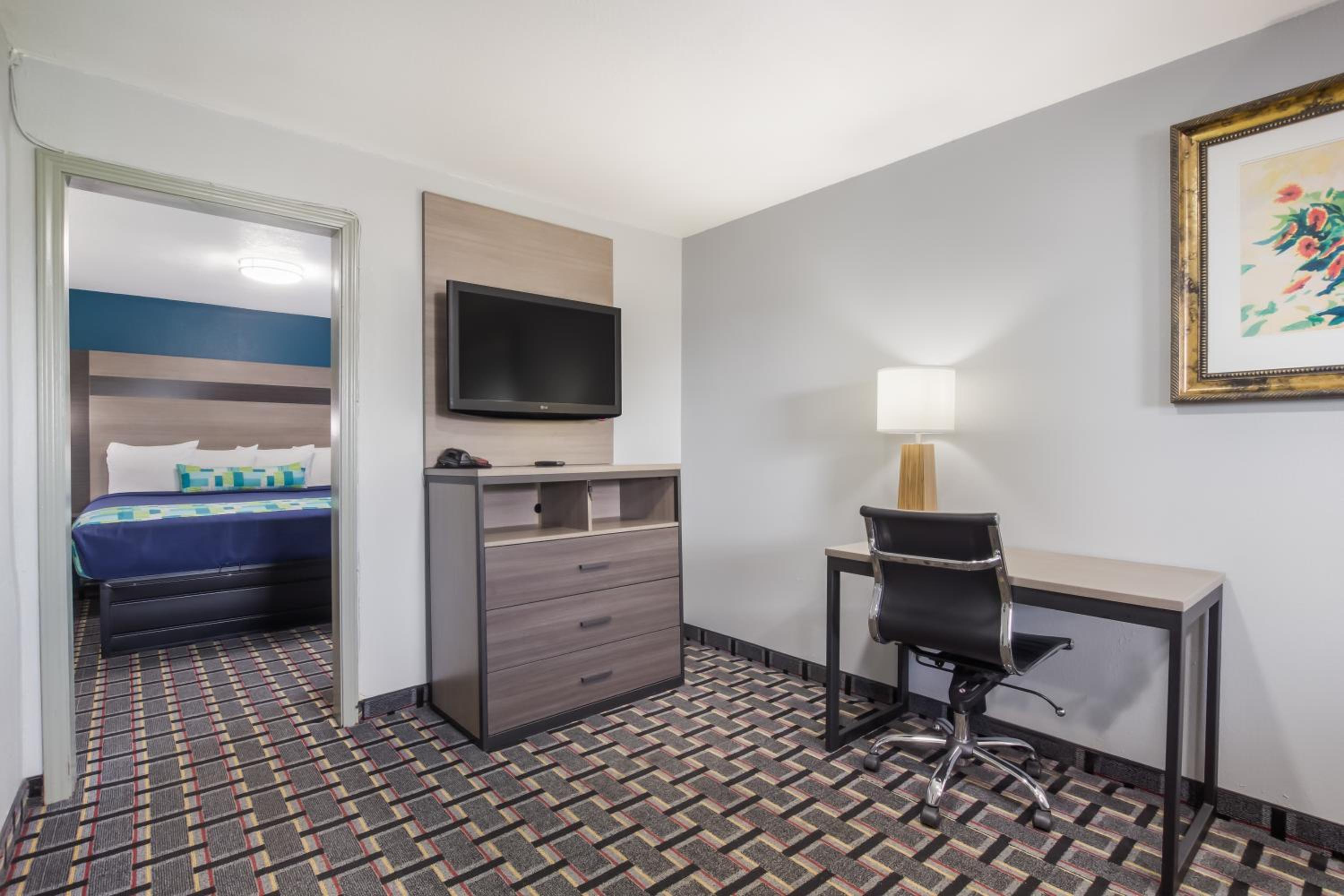 King Suite - Non-Smoking - No Pets Allowed - Photo 4