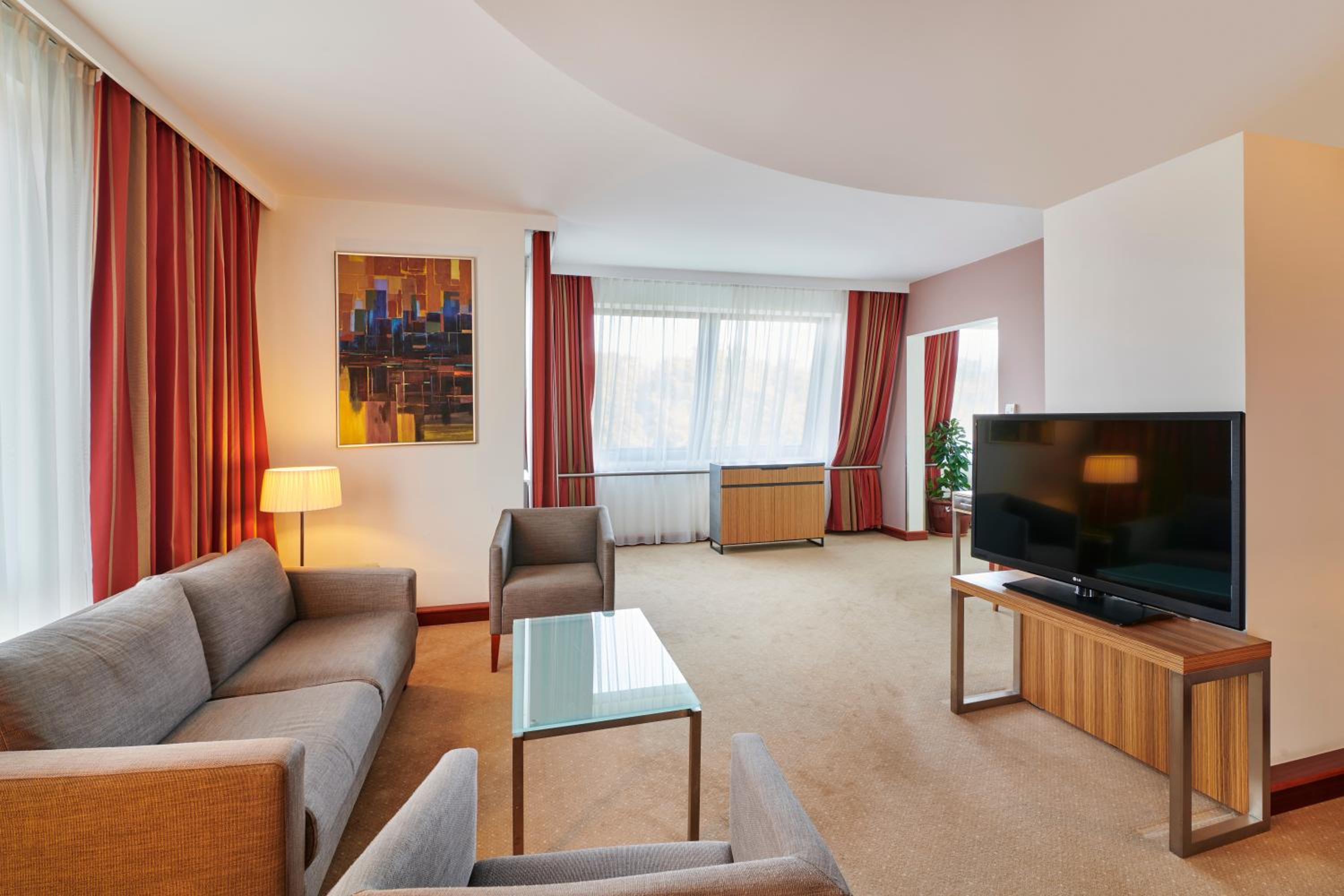 Suite with Old Town View - Photo 3