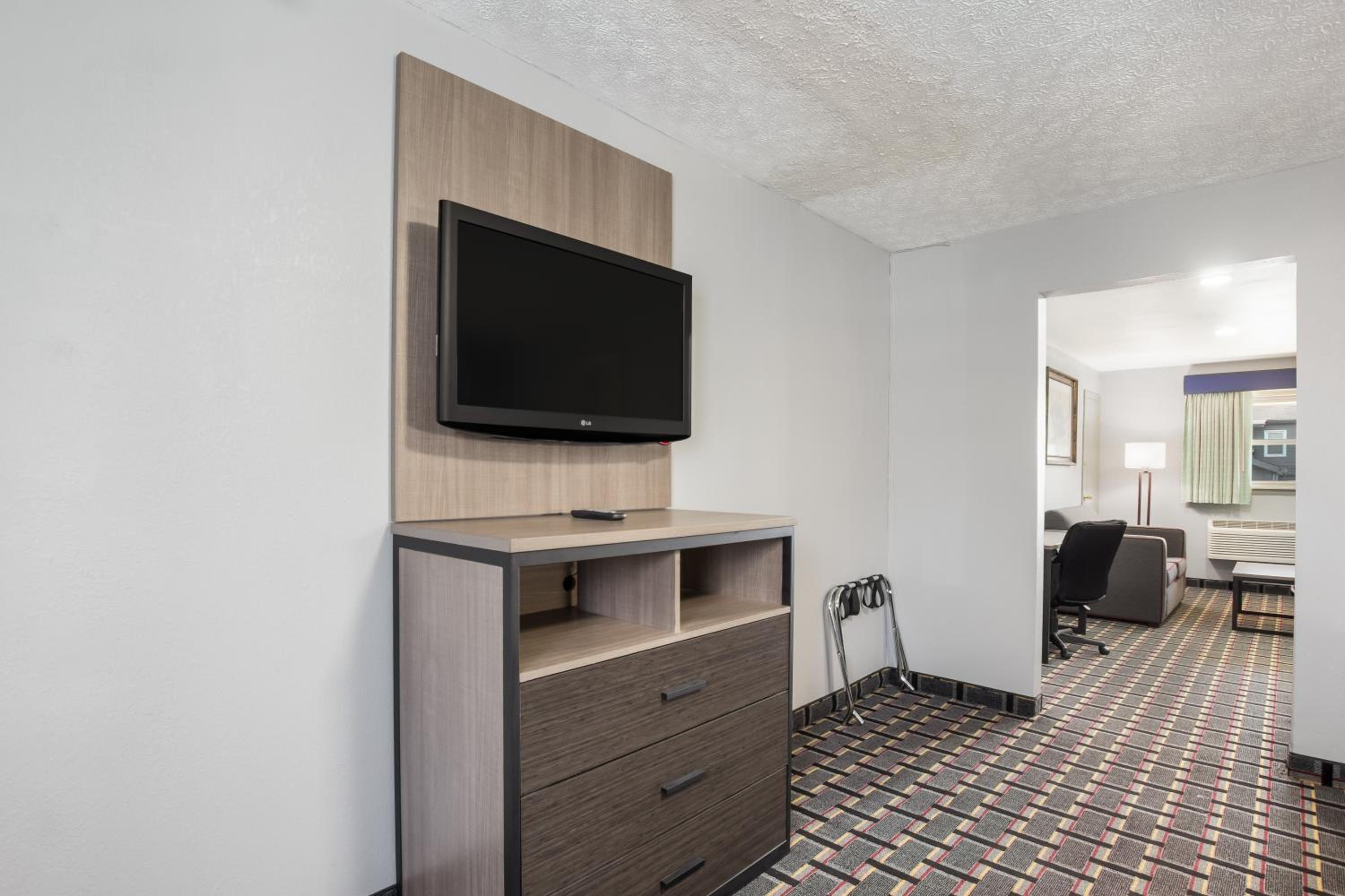 Deluxe Double Suite - Non-Smoking - No Pets Allowed photo 2