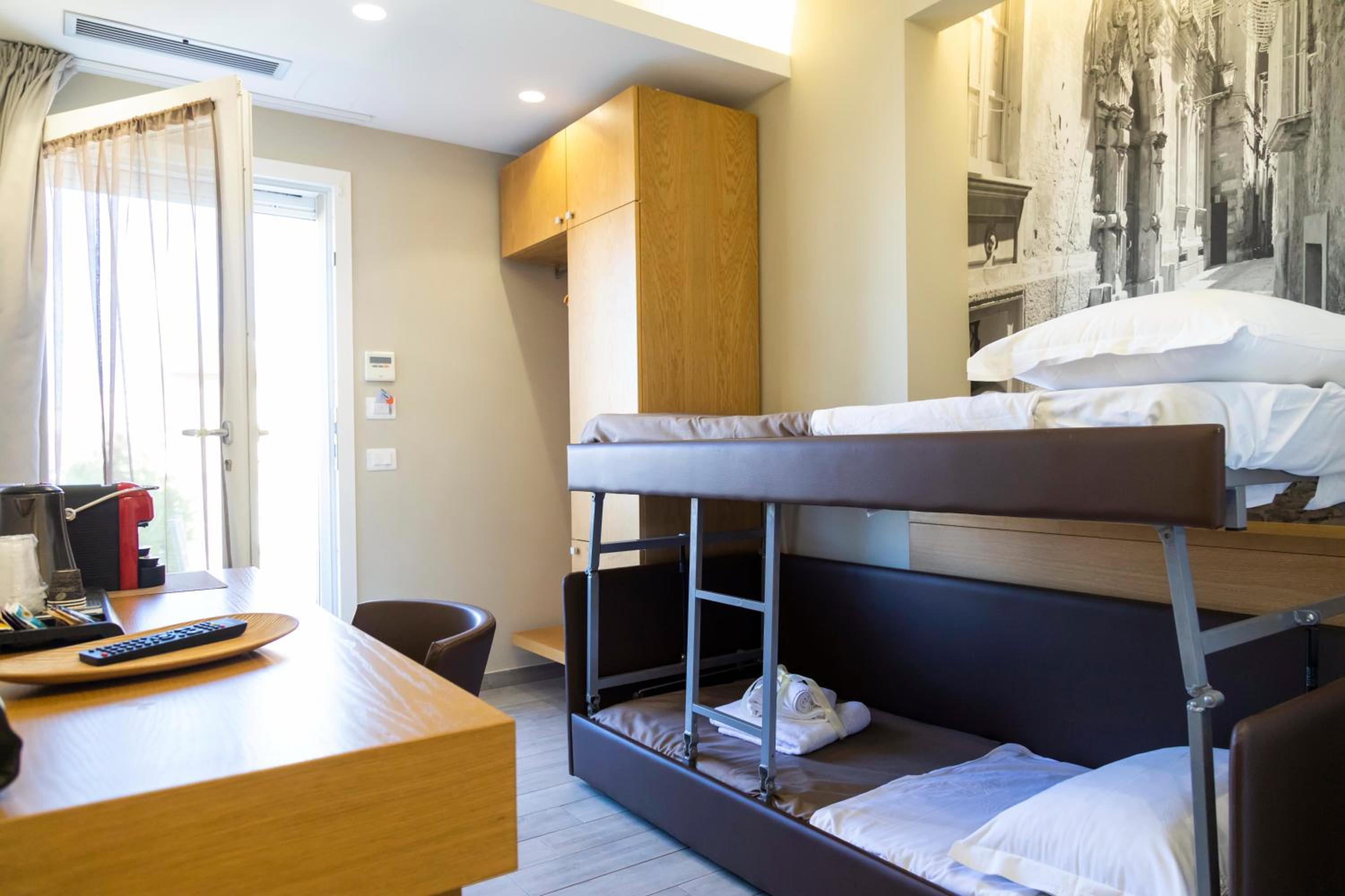 Quadruple Room - Photo 18